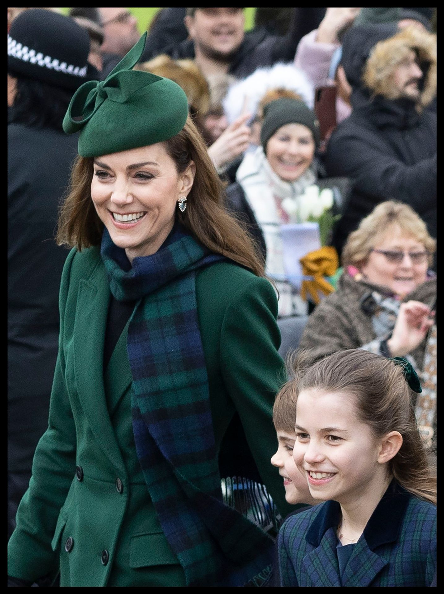 Princezna Kate a princezna Charlotte, 25. 12. 2024 Vánoční procházka do kostela v Sandringhamu - Princezna Kate s dětmi (5/33)