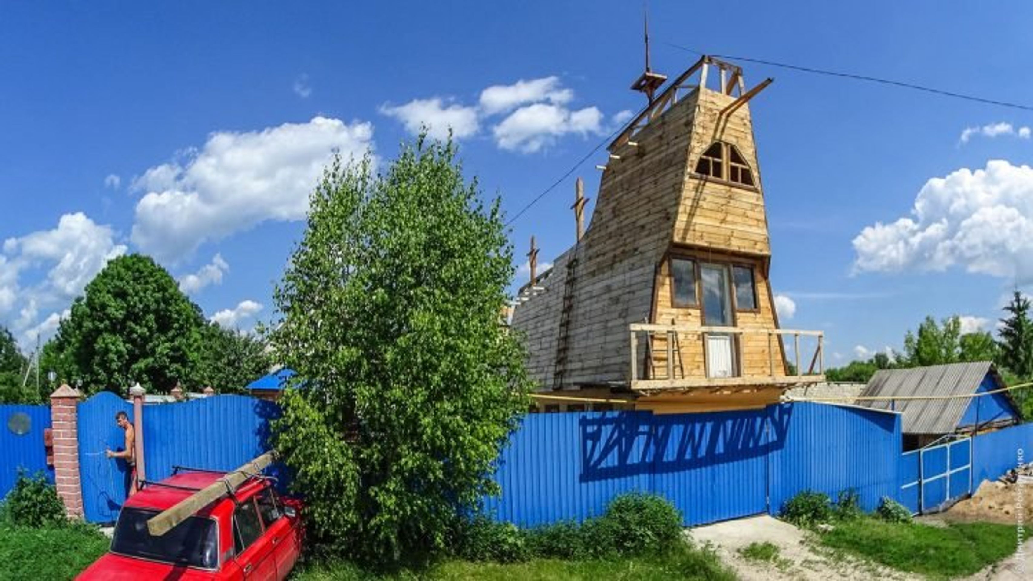 Muž si staví loď na domě - 5 - GALERIE: Muž si staví loď na domě (5/5)