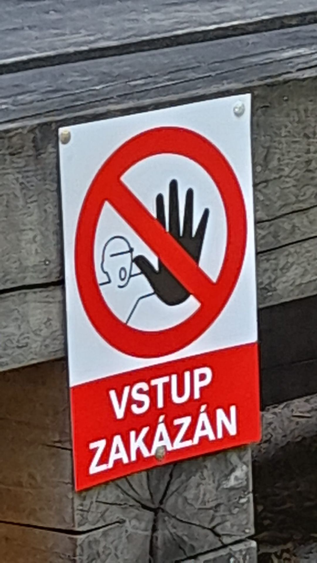 Prostor u hospůdky hradu Valdštejn je uzavřen (1) - Lesy ČR vydaly omezení vstupů na některé hrady a zříceniny (5/7)
