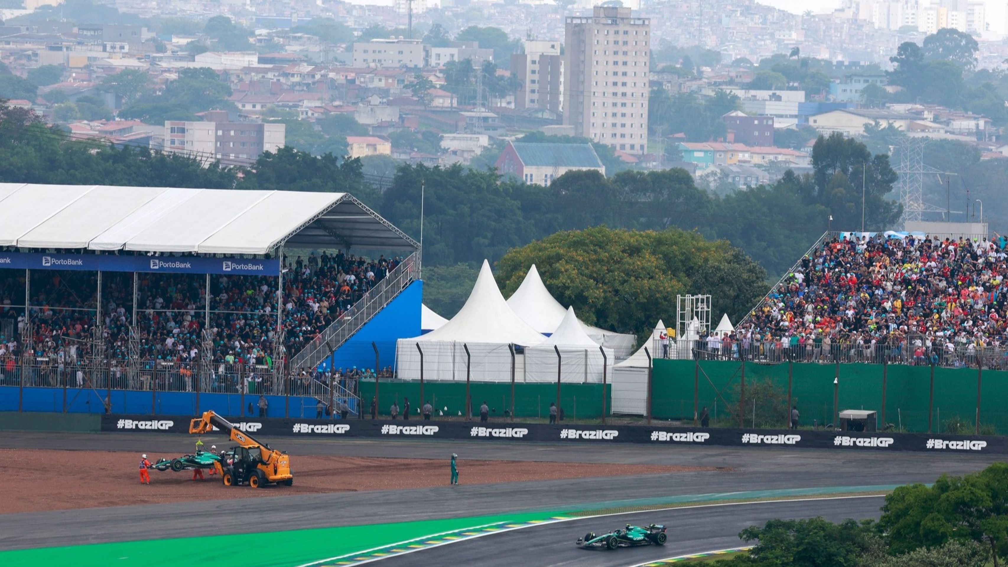 Déšť, mokrá trať a monoposty mimo dráhu. Na Interlagosu nic neobvyklého - Okruh Interlagos v Sao Paulu (3/4)