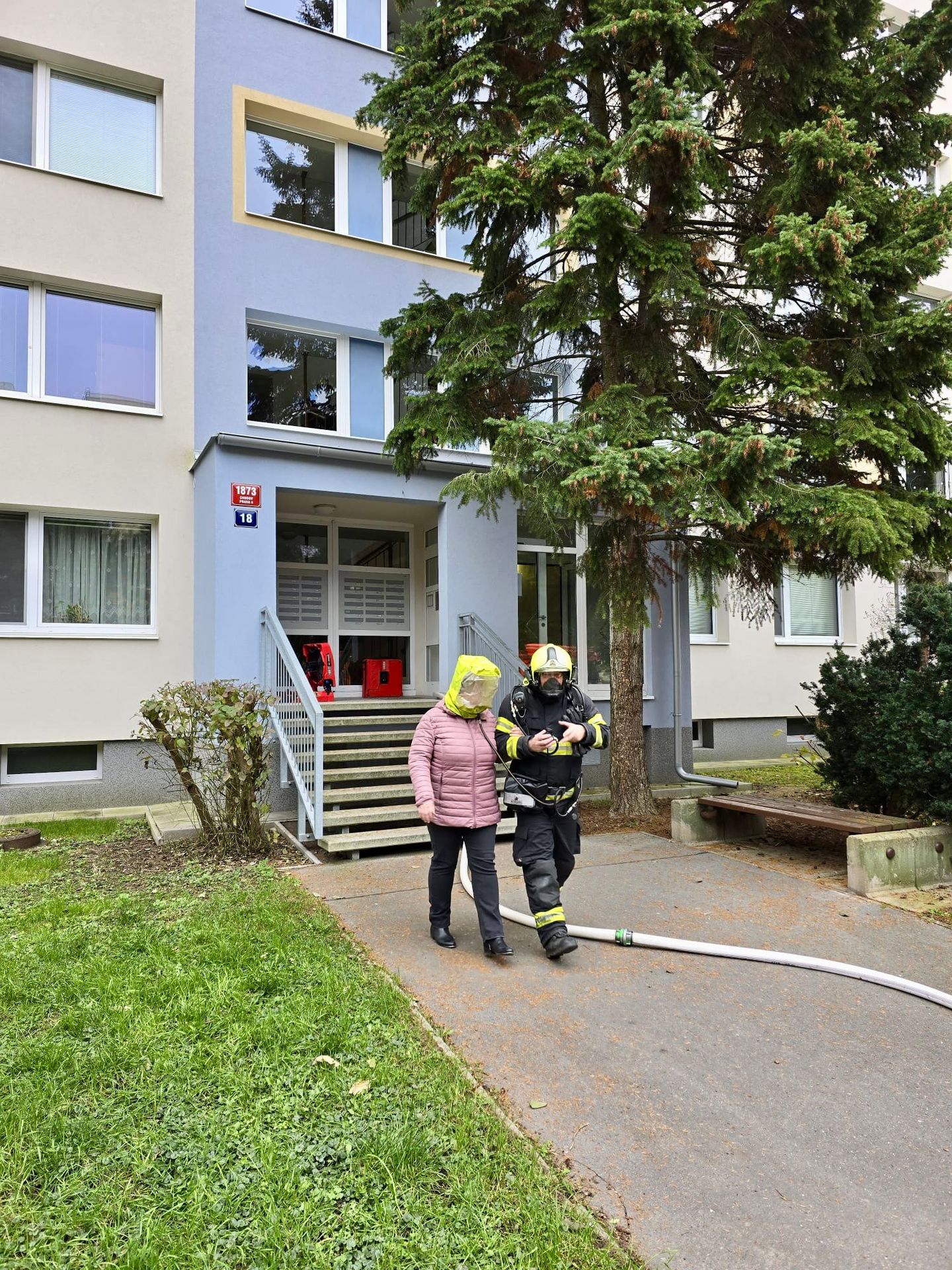 Hasiči zasahovali u požáru bytu v Jarníkově ulici na pražském Chodově - Hasiči zasahovali u požáru bytu v Jarníkově ulici na pražském Chodově (3/7)