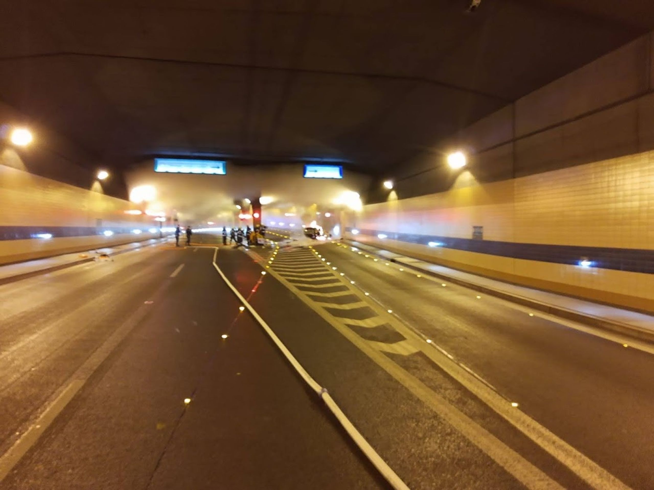 Požár auta v tunelu Blanka - 3 - GALERIE: V tunelu Blanka vzplálo policejní auto (3/6)