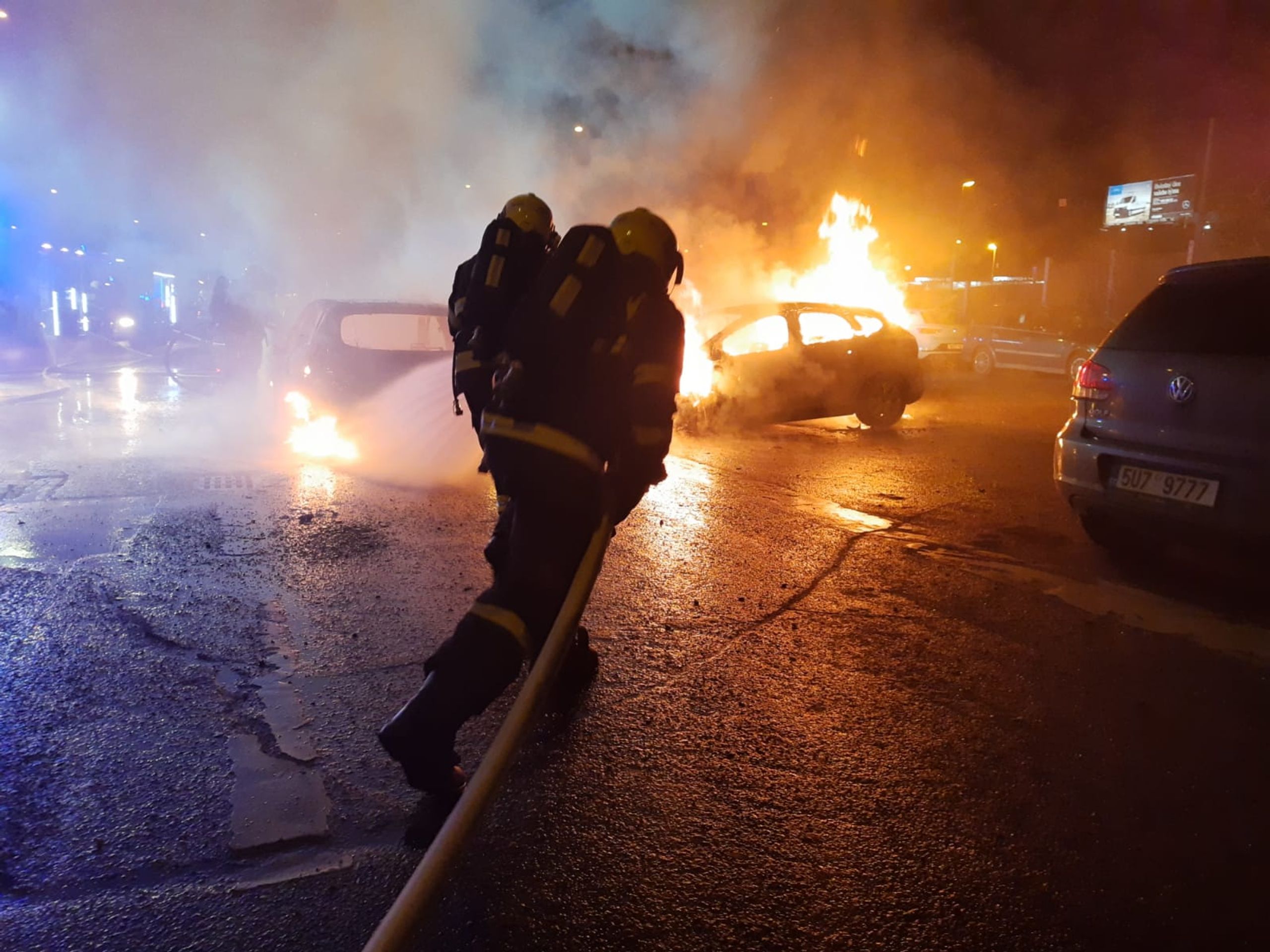 Požár aut v Praze - GALERIE: Hasiči v Praze a západních Čechách likvidovali požáry aut (2/7)