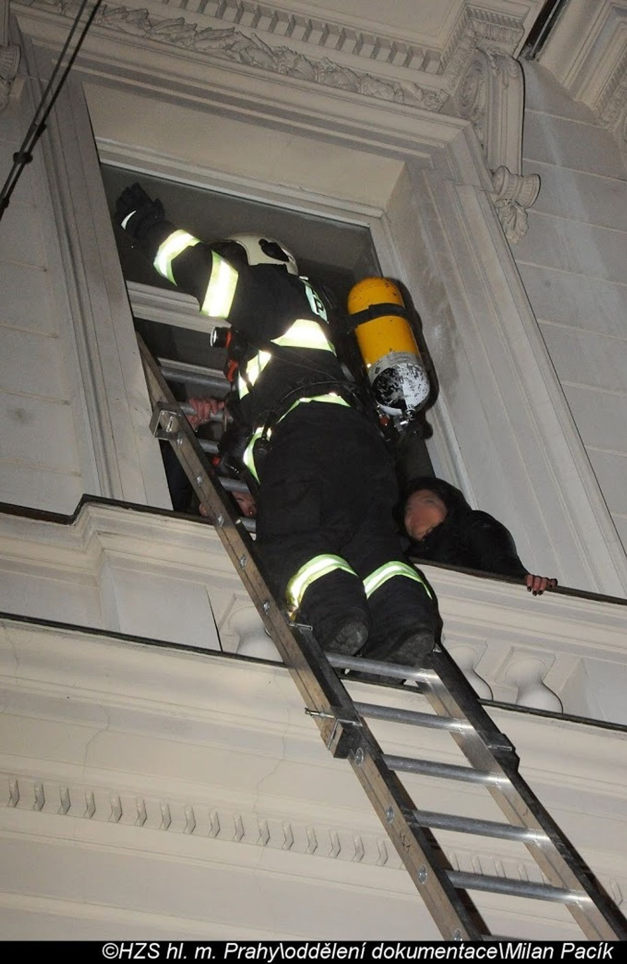 Při požáru hotelu v Praze zemřeli dva lidé - 8 - GALERIE: Požár hotelu v centru Prahy (26/33)