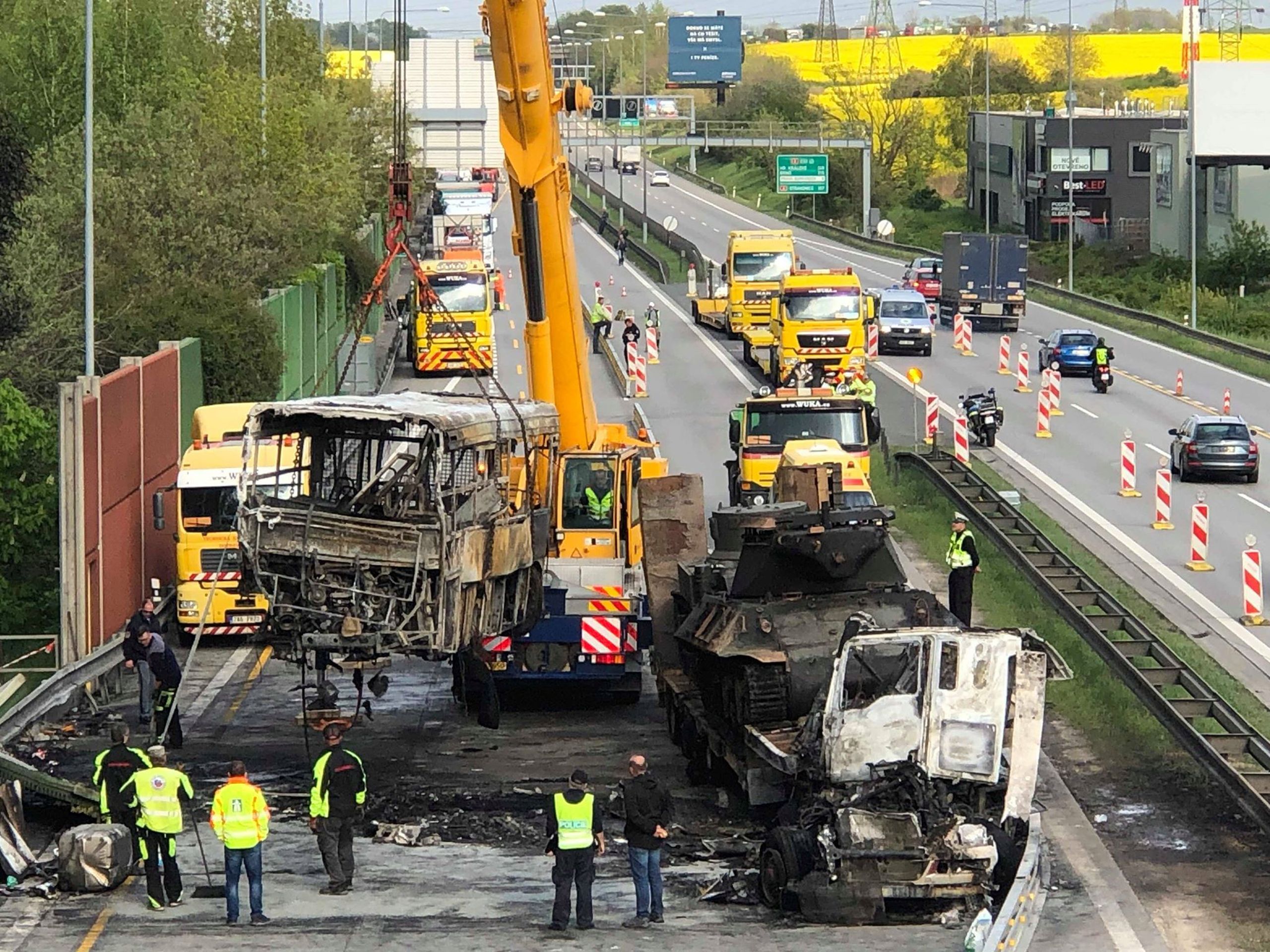 Odklízení trosek na Pražském okruhu - 7 - GALERIE: Nehoda autobusu a kamionů na pražském okruhu (20/30)