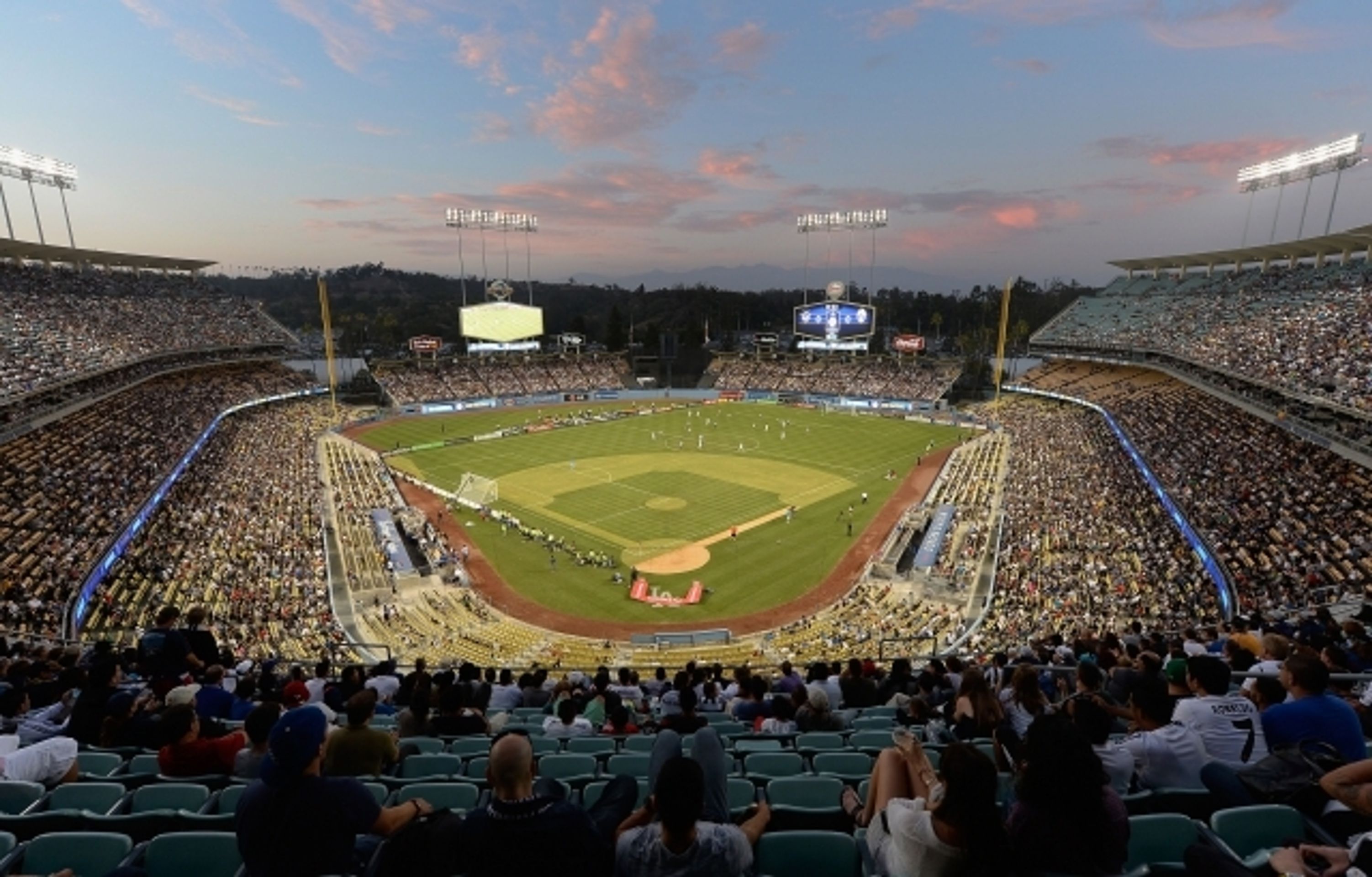 Real Madrid na baseballovém stadionu - 4 - GALERIE: Fotbal na baseballovém stadionu (4/6)