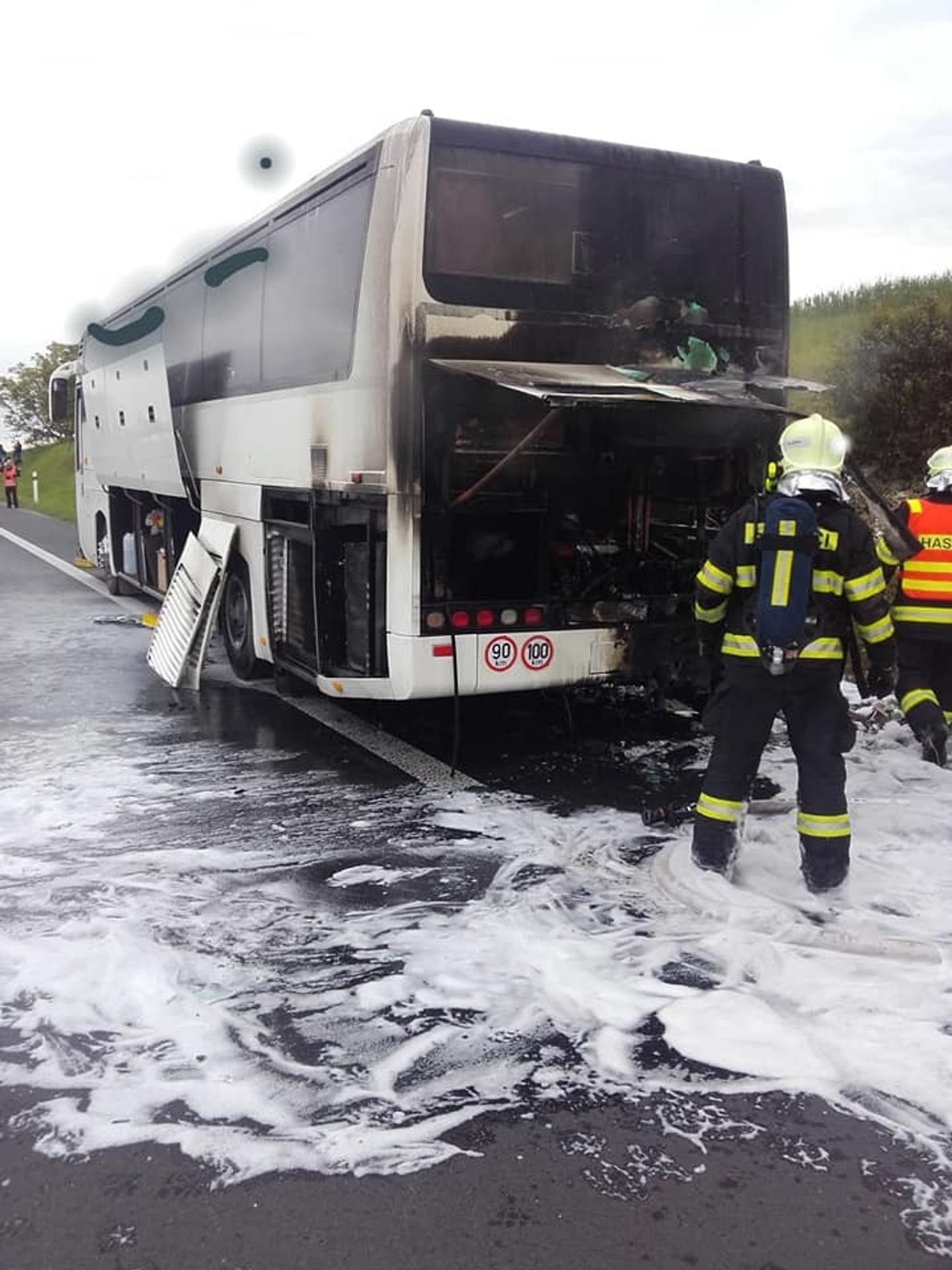 Požár autobusu na D7 - 1 - GALERIE: Požár autobusu na D7 (1/10)