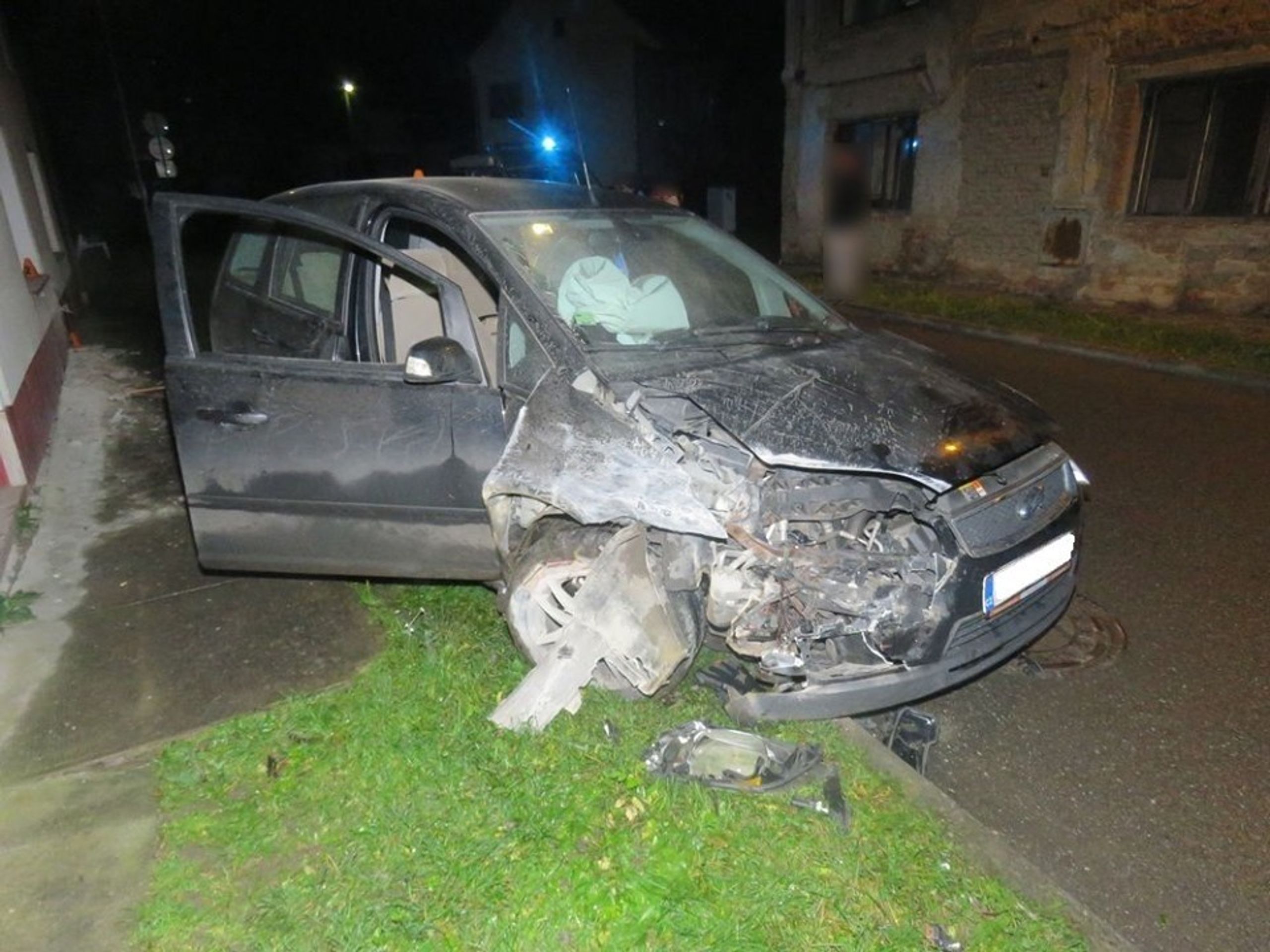 Auto narazilo do domu - 7 - GALERIE: Auto narazilo do domu (7/7)