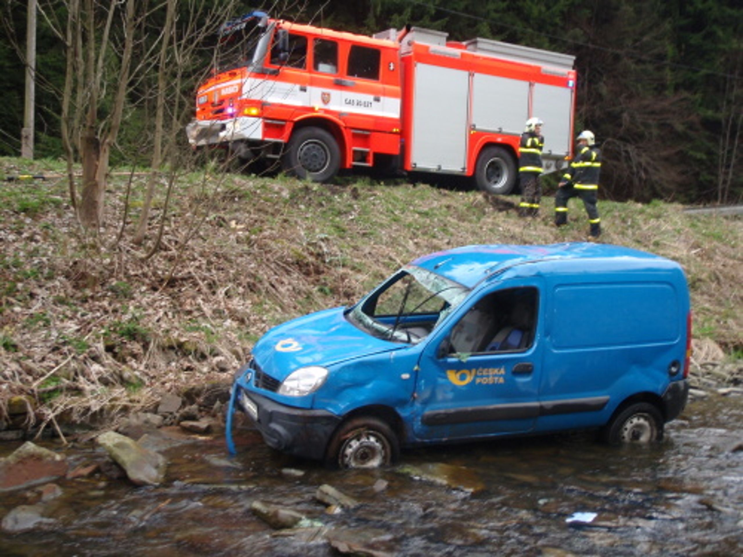 Poštovní auto skončilo po nehodě v potoce - GALERIE: Pošťačka skončila s autem v potoce! (1/4)