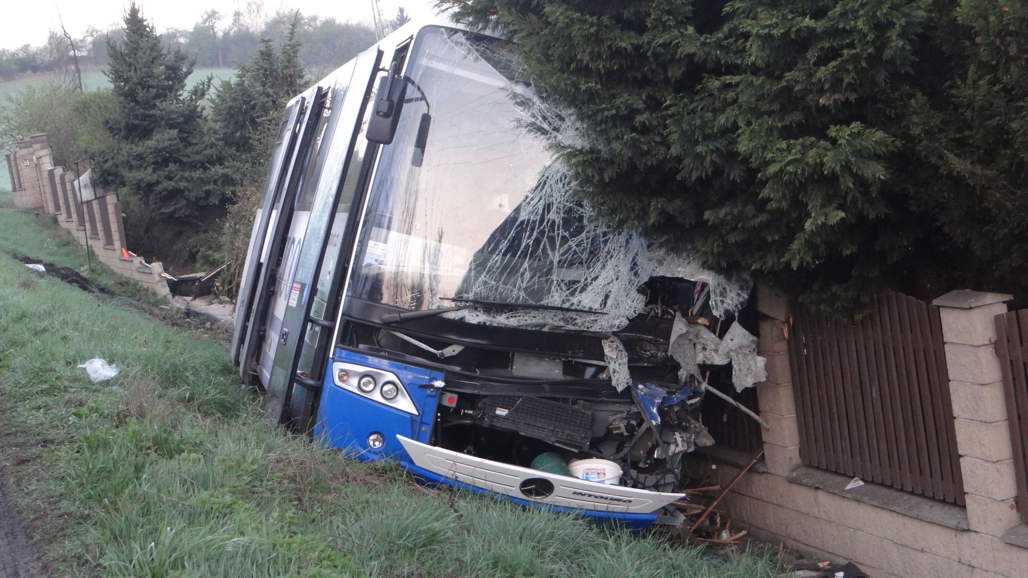 Nehoda autobusu u Slaného - 7 - GALERIE: Nehoda autobusu u Slaného (7/7)