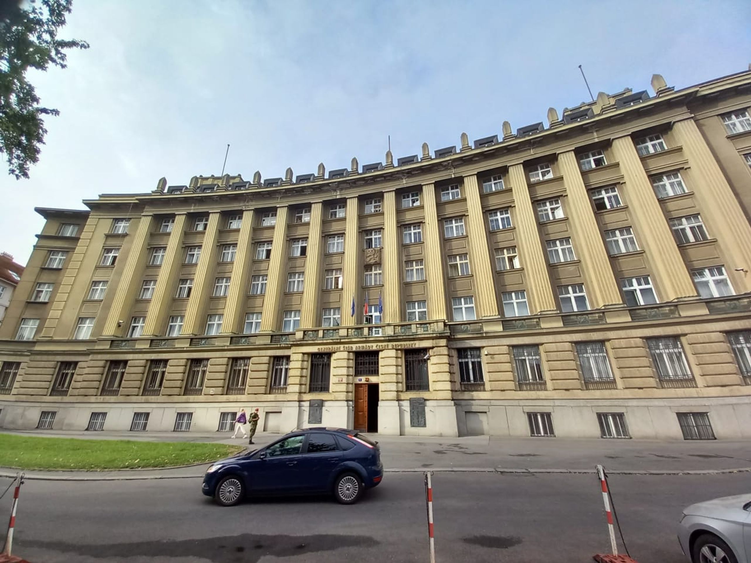 Zásah policie na generálním štábu (2) - Zásah policie na generálním štábu (2/6)