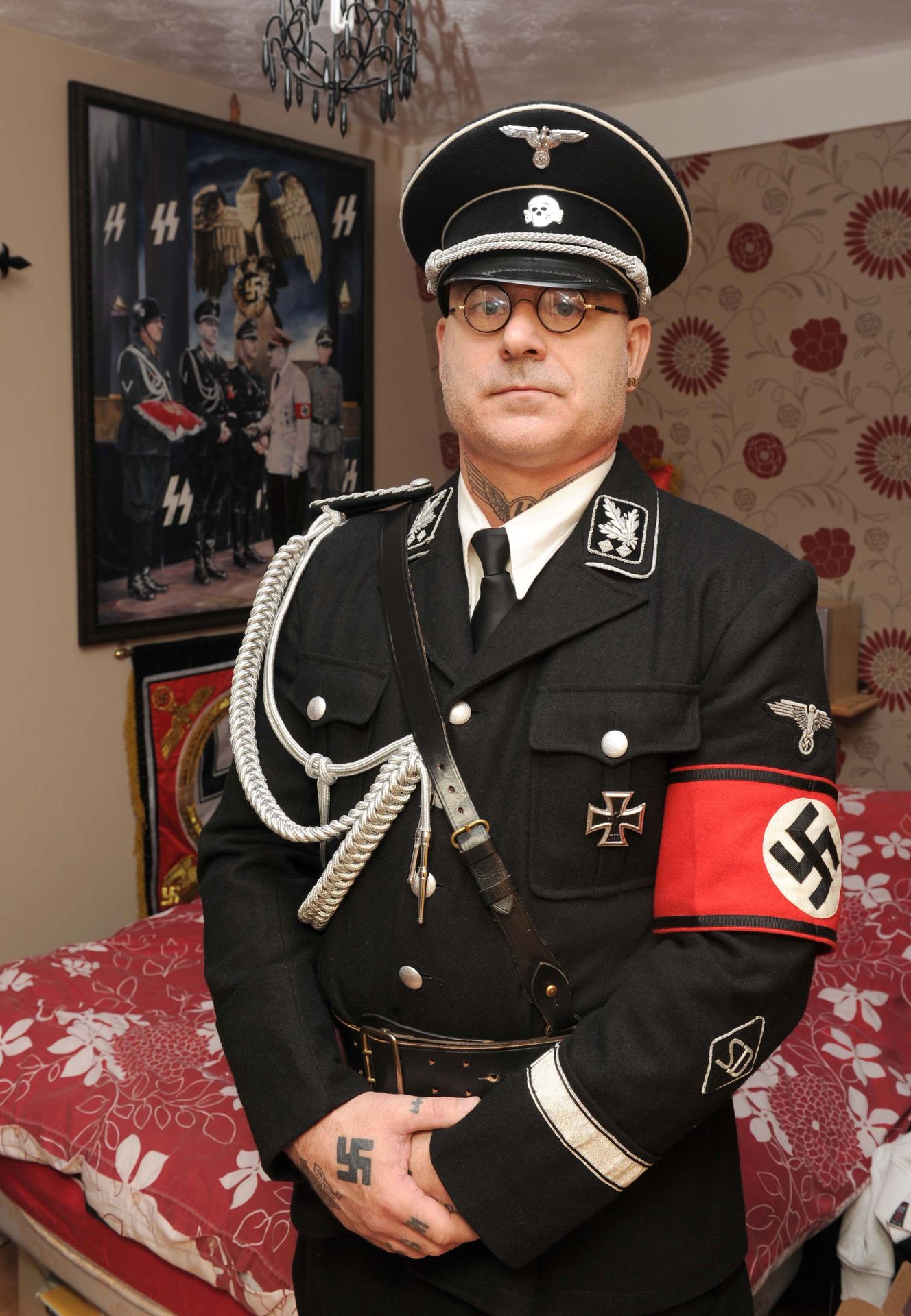 Paul Dutton miluje Hitlera - 3 - GALERIE: Zbláznil se? Muž běžně chodí v nacistické uniformě a zbožňuje Hitlera (4/6)