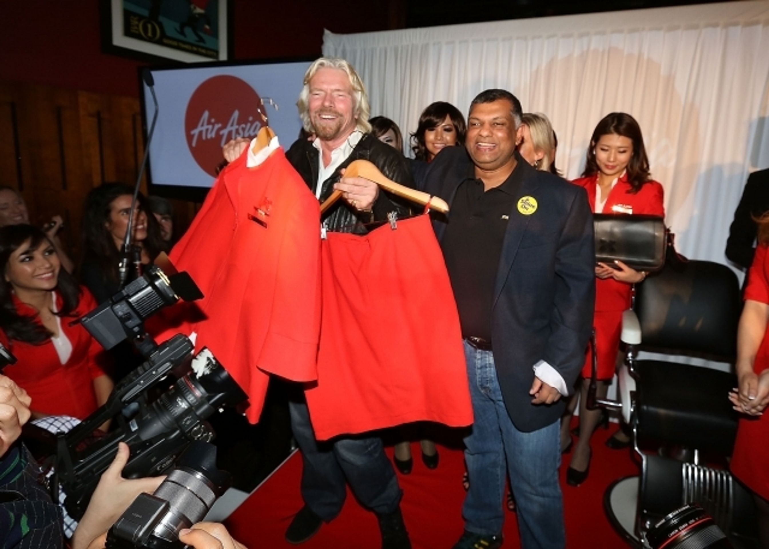 Richard Branson jako vousatá letuška - 6 - GALERIE: Miliardář Branson jako vousatá letuška (4/10)