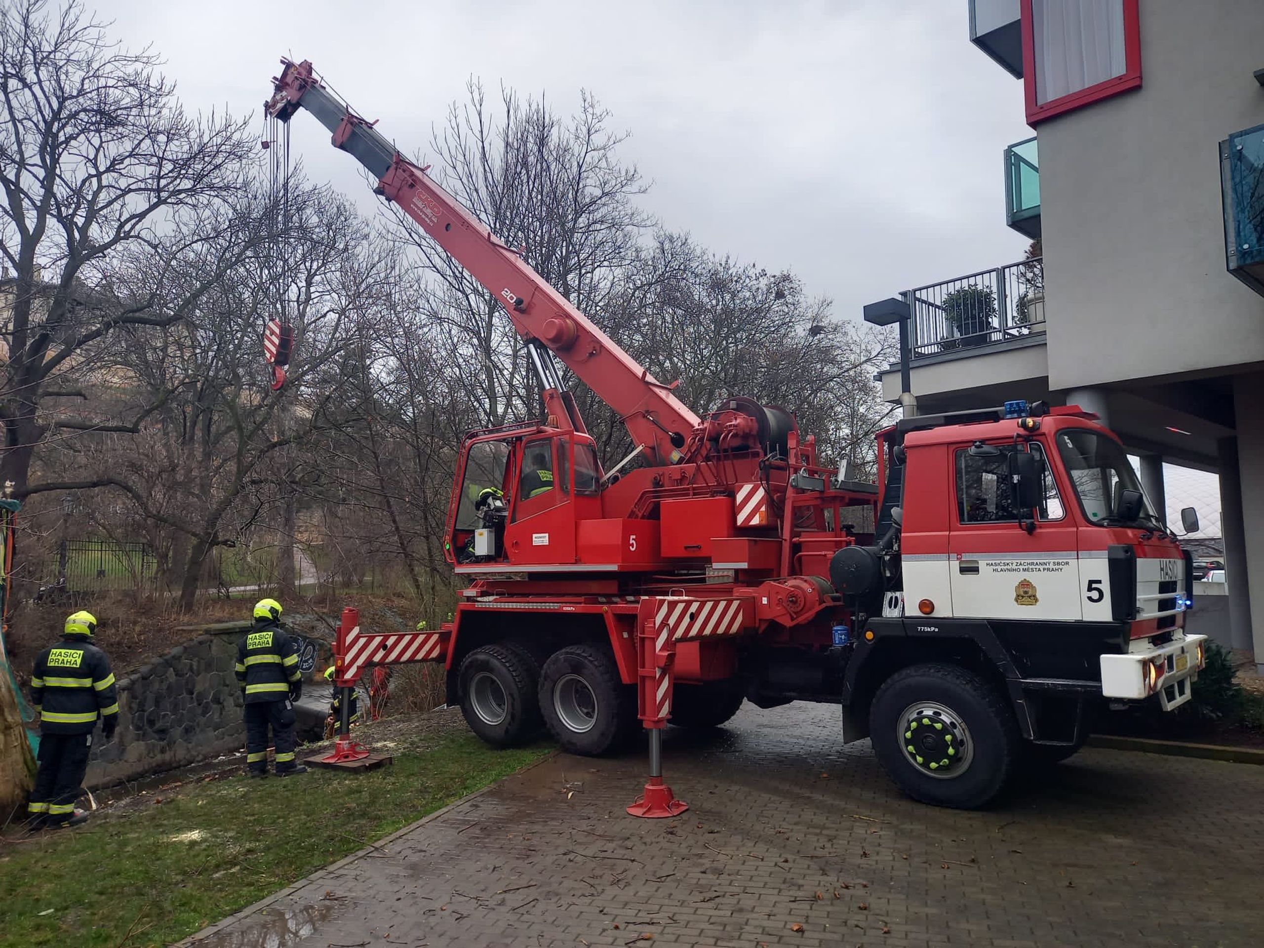 Osobní auto vjelo do Botiče ve Vršovicích (2) - Do Botiče ve Vršovicích vjelo auto (3/4)