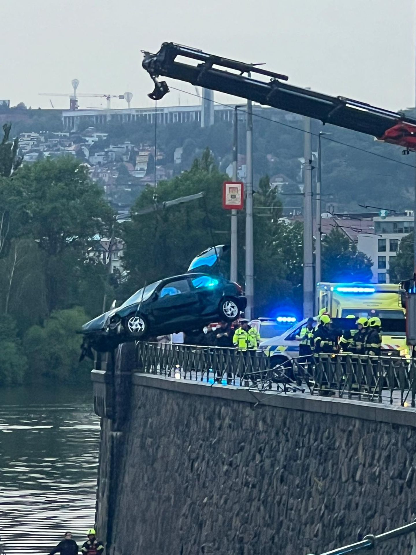 Auto ve Vltavě - Auto ve Vltavě (4/10)