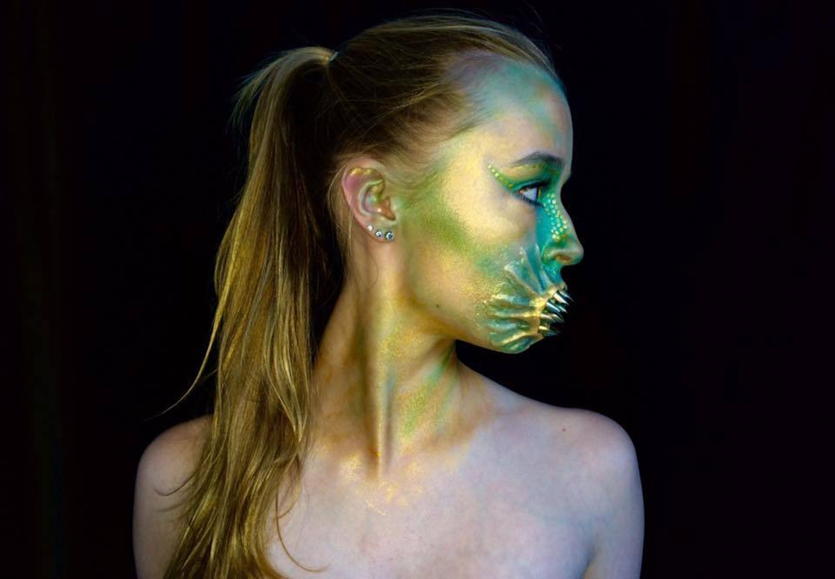 Lara Wirthová - 18 - GALERIE: Umělkyně se mění v monstrum (13/30)