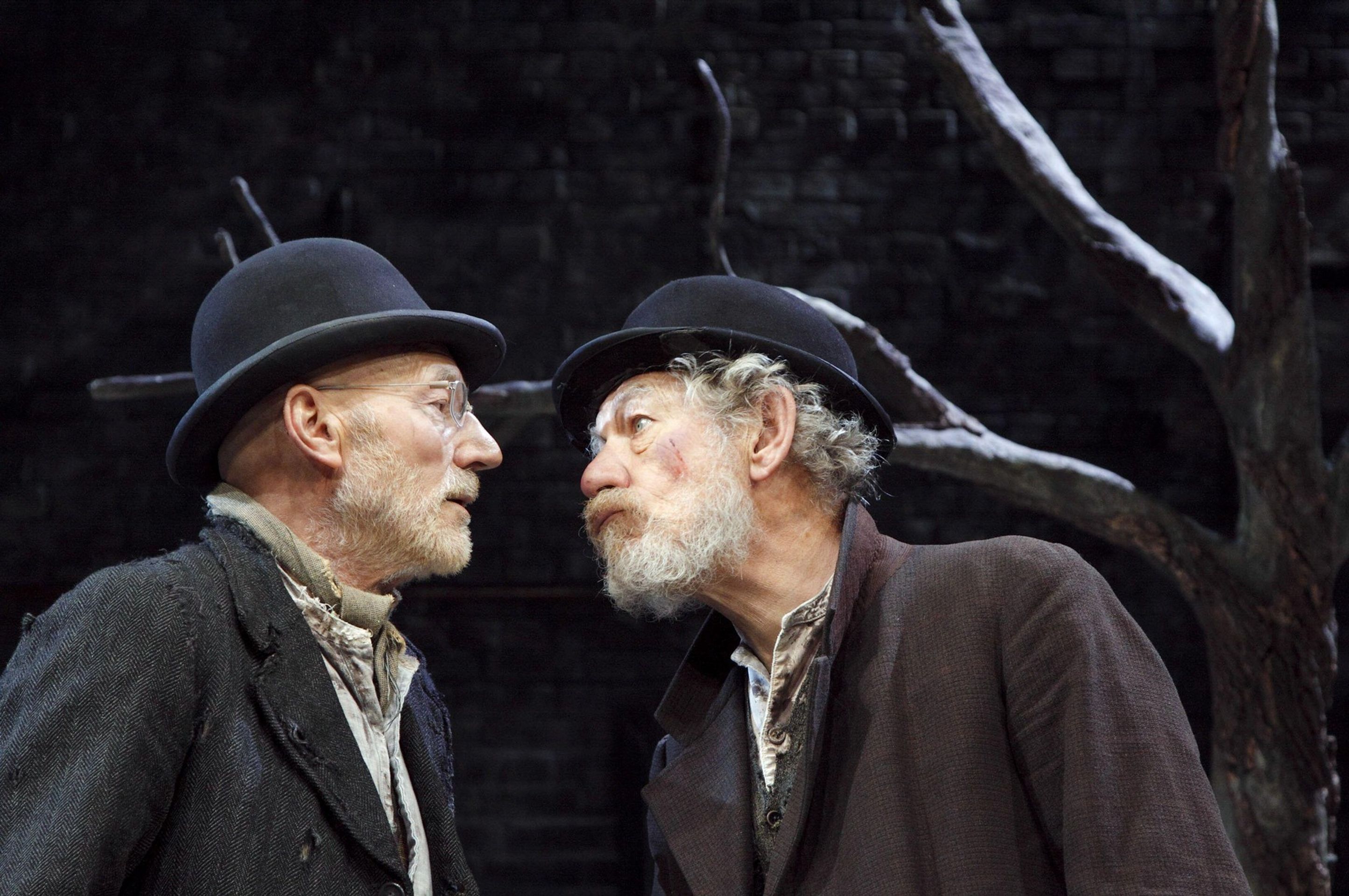 Herec Patrick Stewart v roli Vladimira ve hře Čekání na Godota, na fotce s Ianem McKellenem - Zemřel Patrick Stewart (6/6)