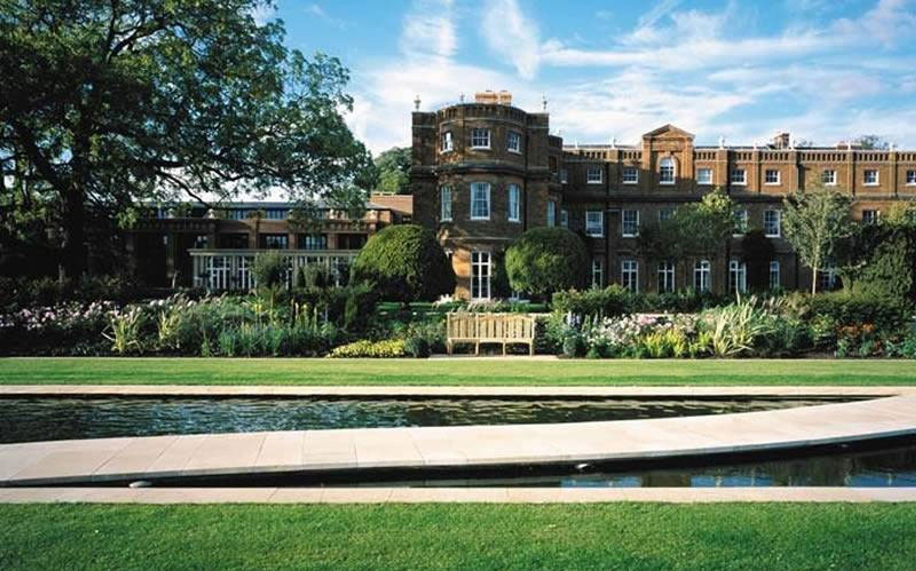 Hotel Grove - 1 - GALERIE: Hotel The Grove - místo setkání skupiny Bilderberg (11/11)