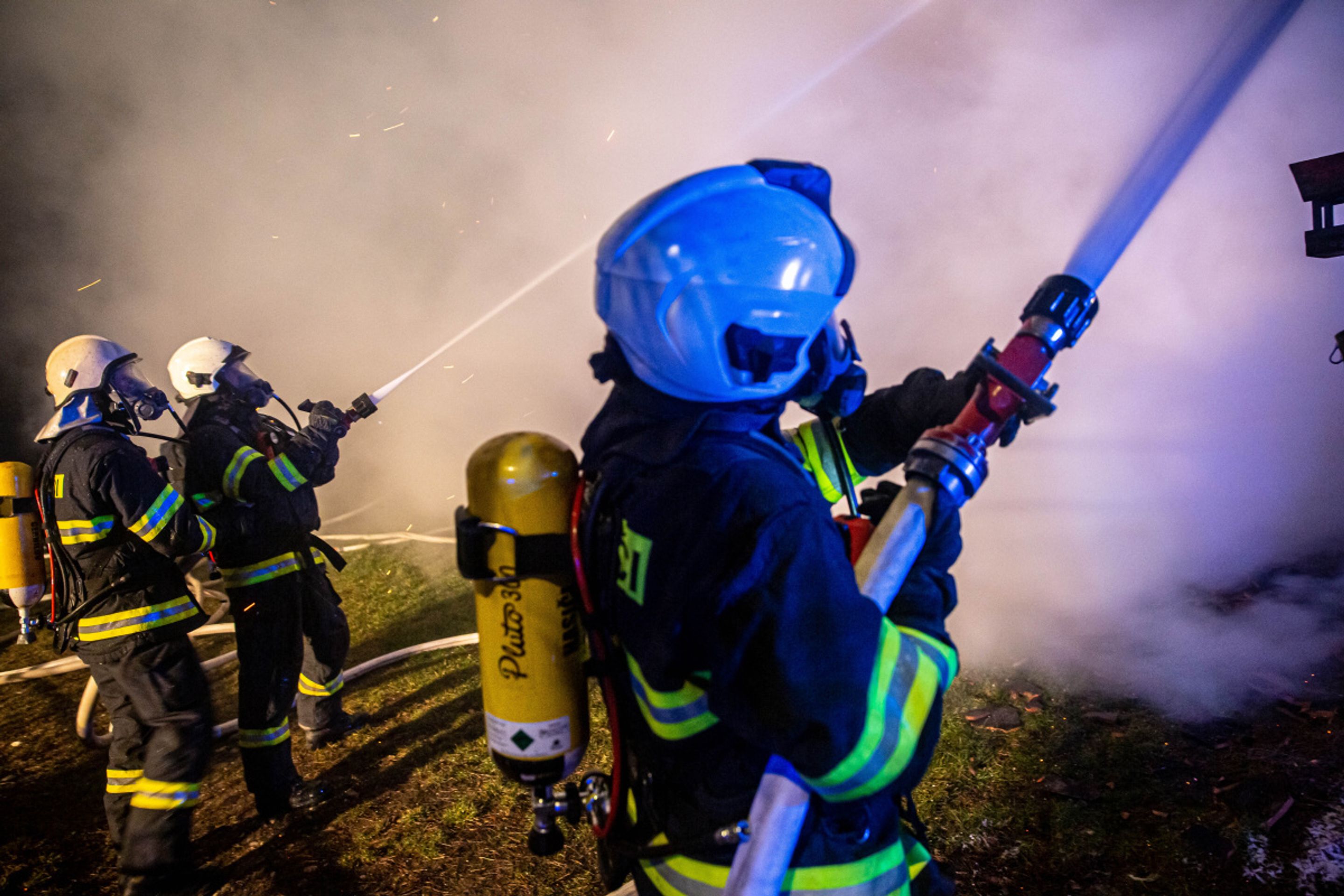 Požár domu v Jasenné na Náchodsku - 1 - GALERIE: Požár domu v Jasenné na Náchodsku (12/12)