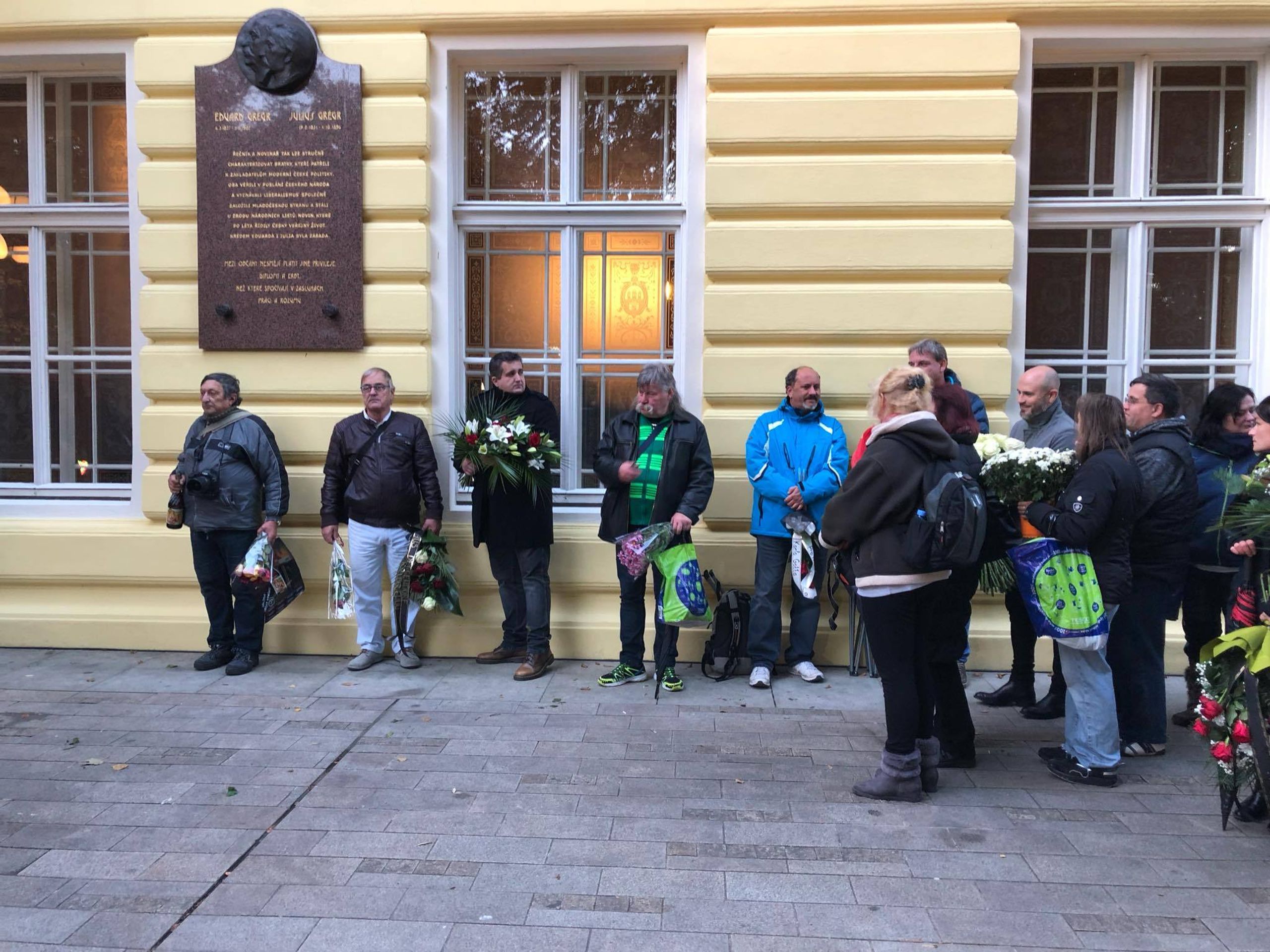 Fanoušci čekají na vpuštění do paláce Žofín - 2 - GALERIE: Loučení s Karlem Gottem na Slovanském ostrově (11/39)