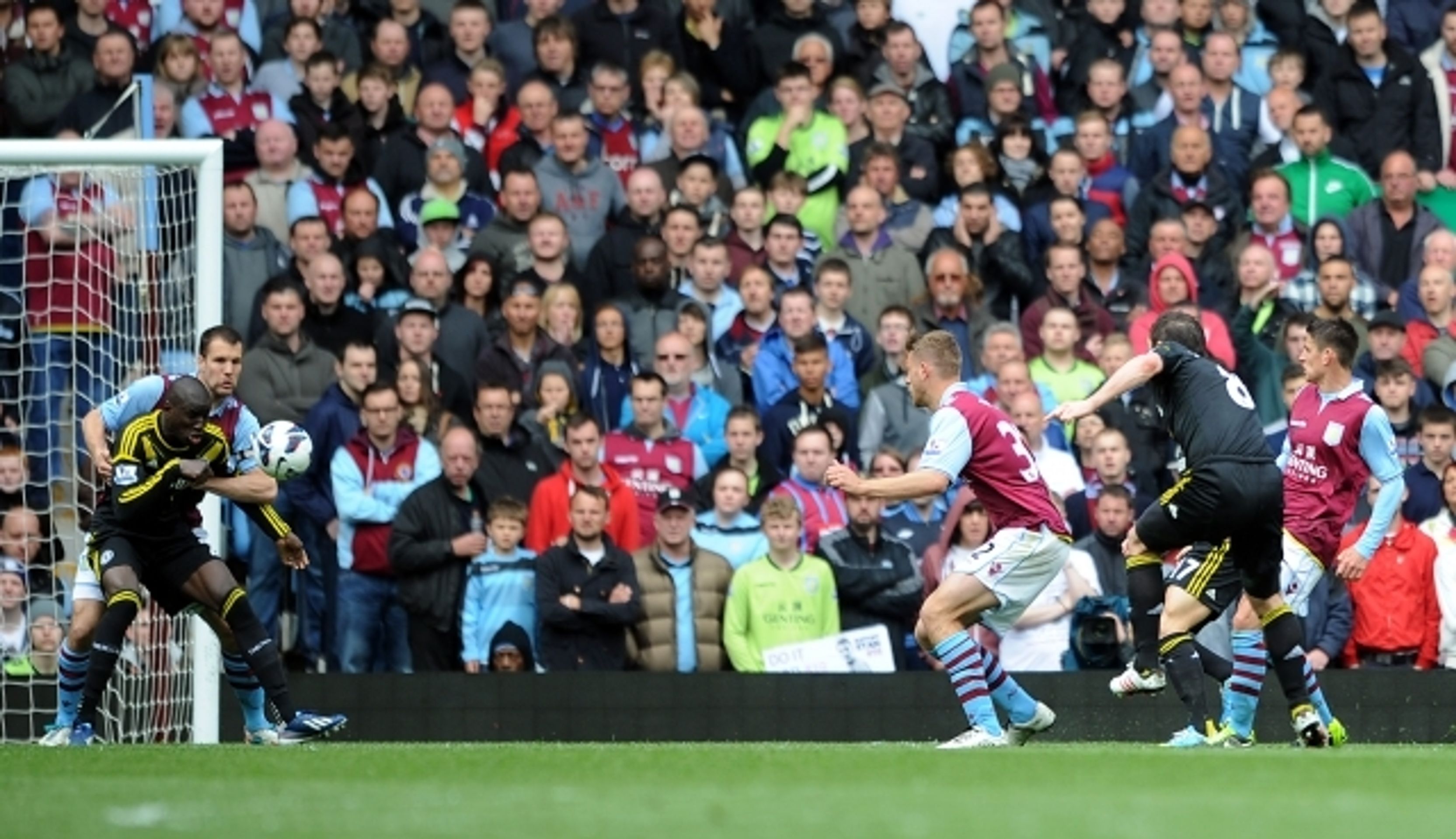 Frank Lampard nejlepším střelcem v historii Chelsea - 4 - GALERIE: Frank Lampard nejlepším střelcem v historii Chelsea (4/8)