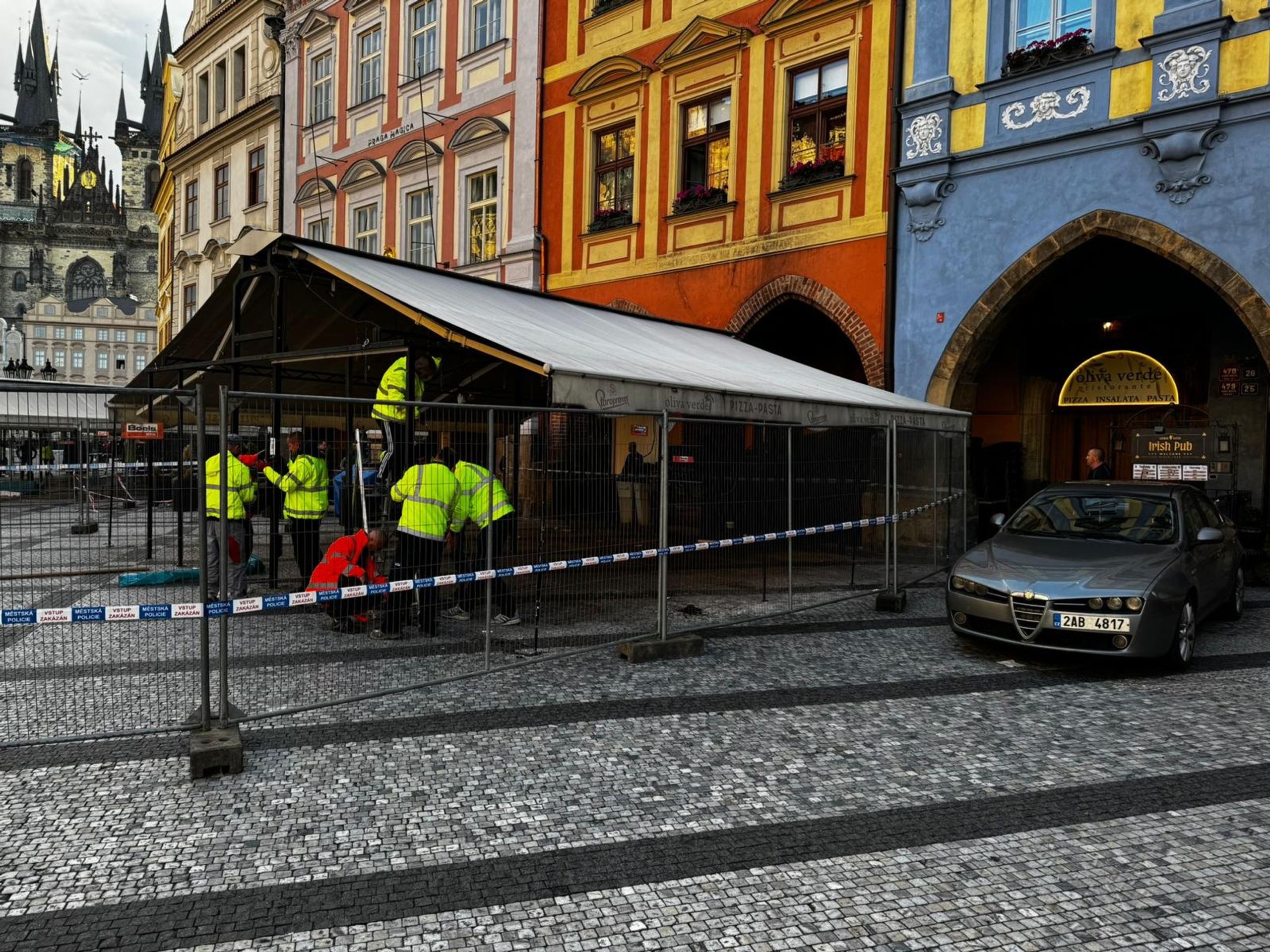 Na Staromáku probíhá demontáž nelegálních předzahrádek (3) - Na Staromáku probíhá demontáž nelegálních předzahrádek (3/10)
