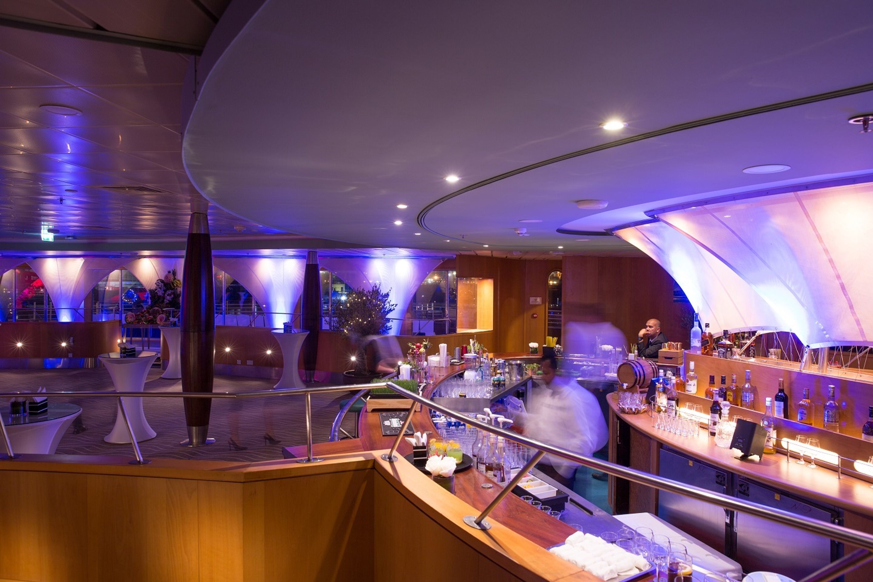 Plovoucí hotel Queen Elizabeth II v dubajském přístavu - 8 - GALERIE: Plovoucí hotel Queen Elizabeth II v dubajském přístavu (1/9)