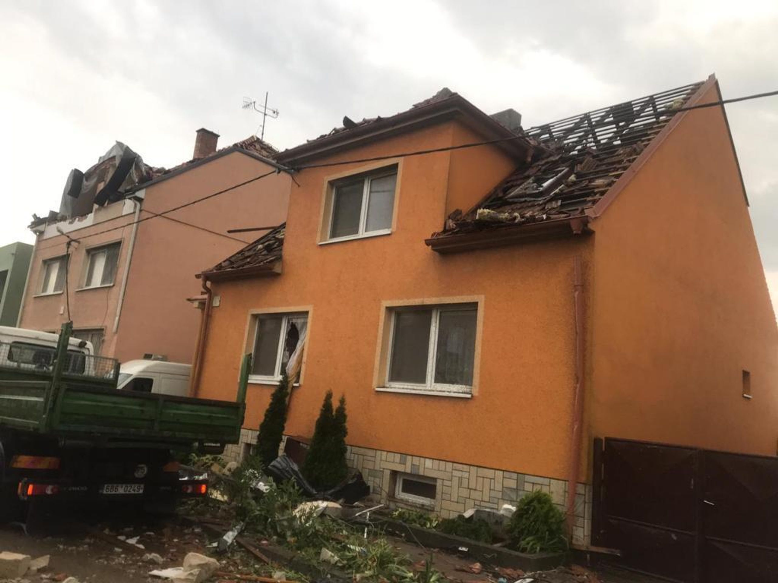 Řádění tornáda na Hodonínsku - 1 - GALERIE: Na jihu Moravy udeřilo tornádo a extrémní počasí (4/10)