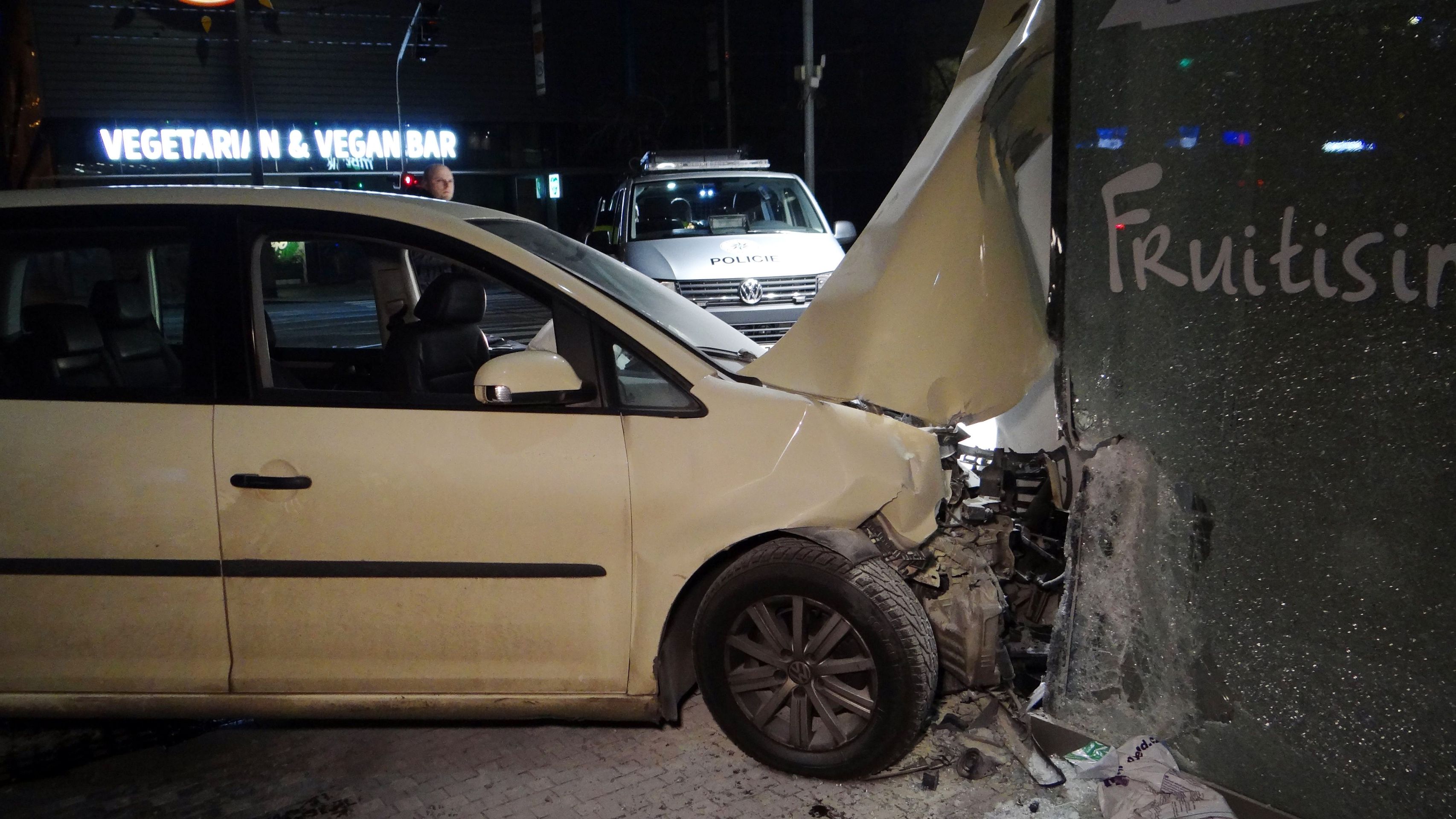 Auto prolétlo křižovatkou a zastavilo se o roh paláce. - GALERIE: Řidič narazil v Praze do bistra (5/6)