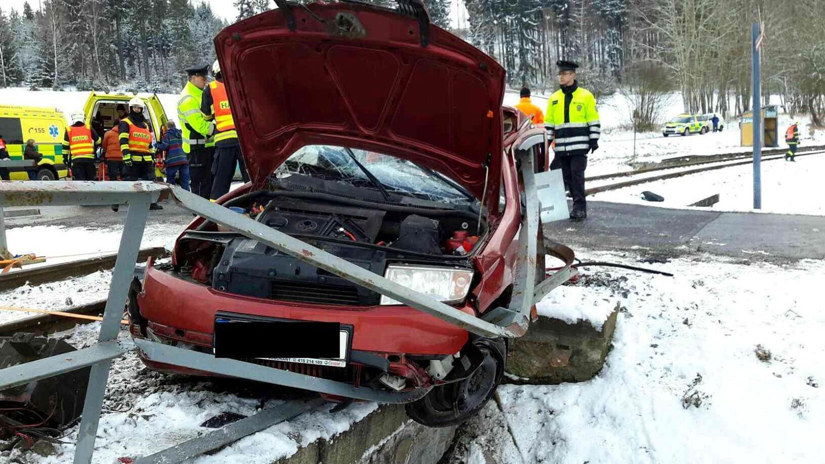 Vlak smetl na přejezdu na Karlovarsku auto - 3 - GALERIE: Nehoda na přejezdu Záhořice (17/19)