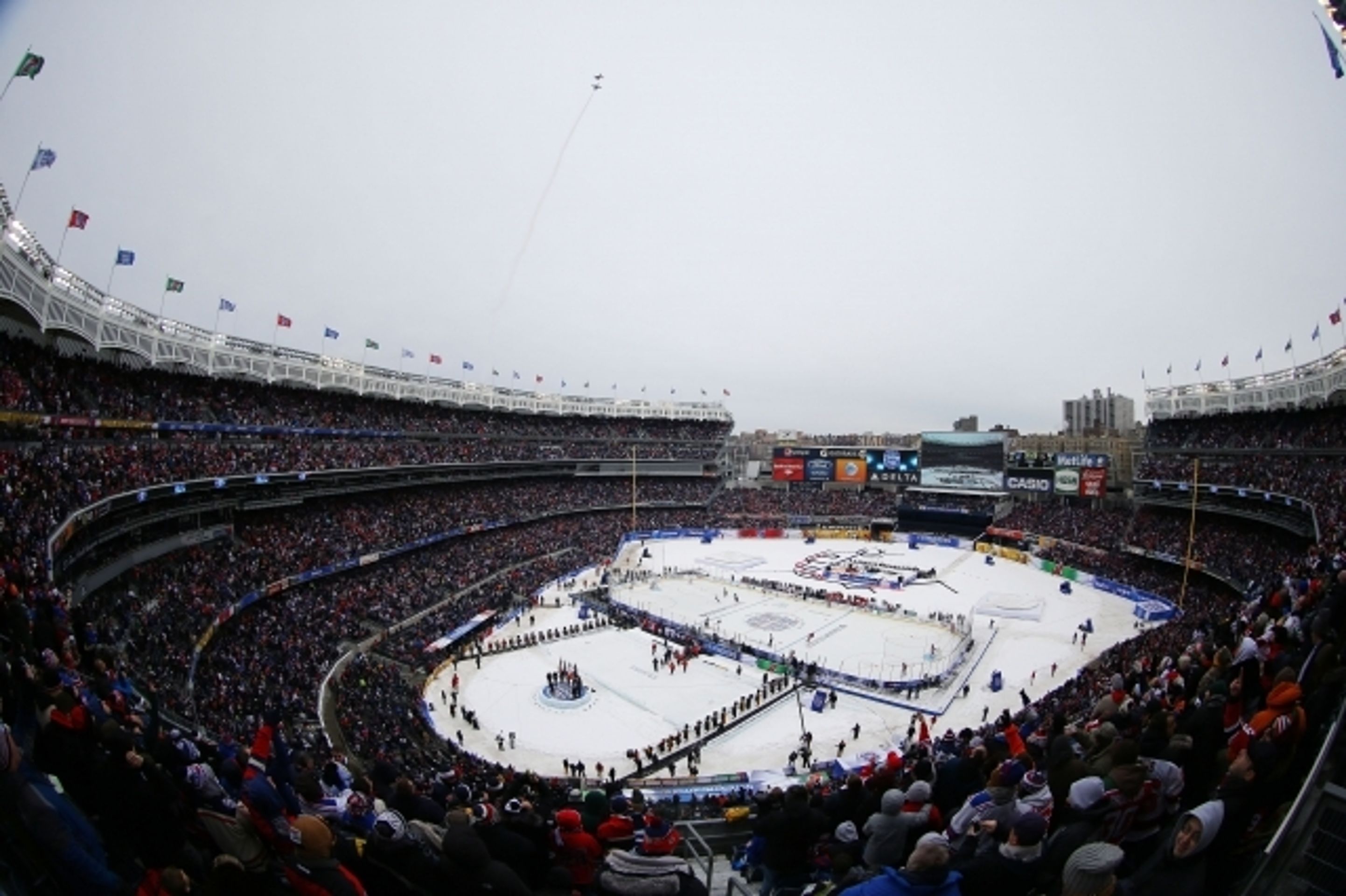 NHL na Yankee Stadium: Devils vs. Rangers - 10 - GALERIE: NHL na stadionu Yankees: Devils - Rangers (11/22)