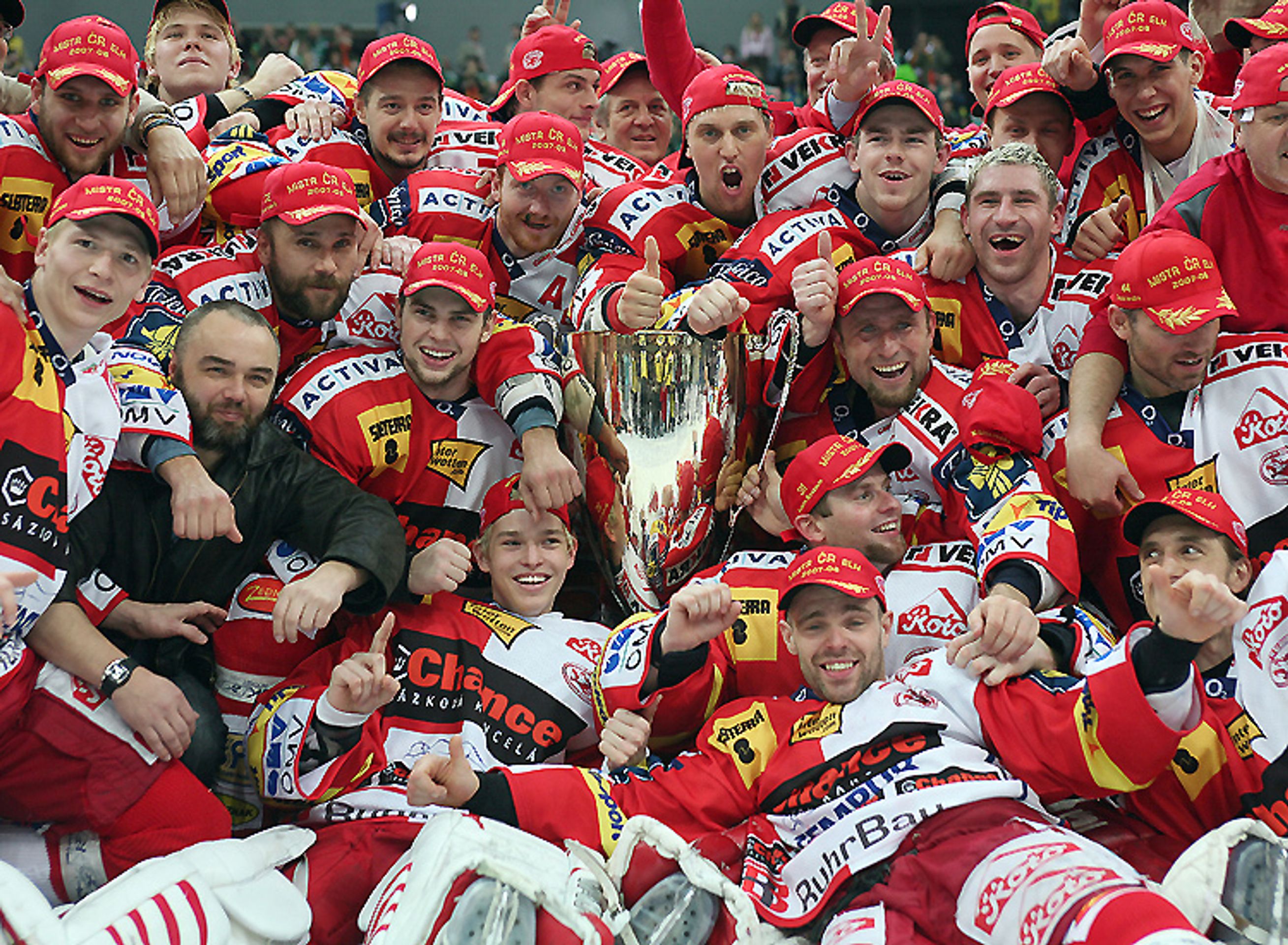 HC Slavia Praha získala mistrovský titul - Videa fanoušků: Růžička a spol. jsou mistry! (9/16)