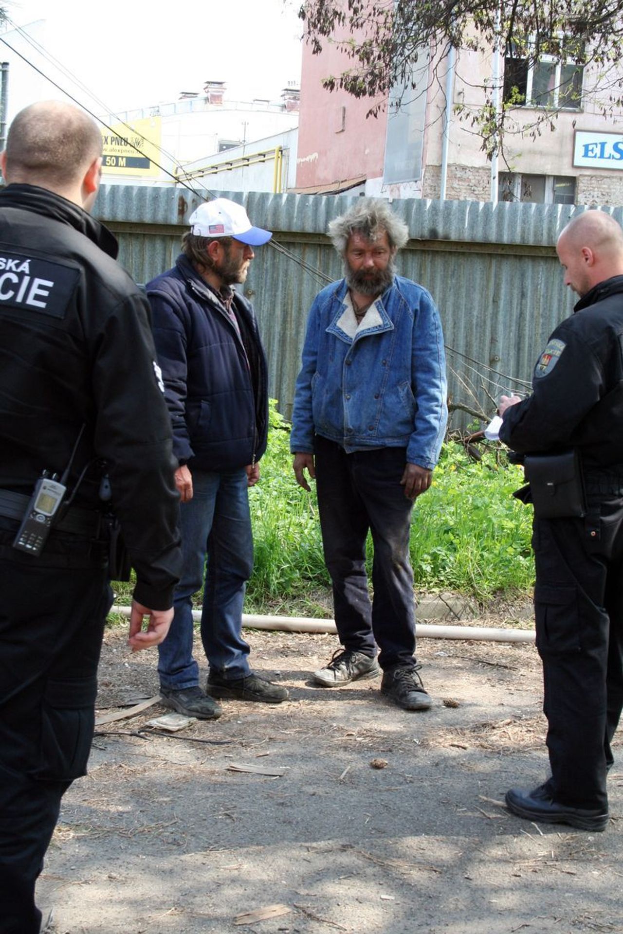 Policisté a hasiči vyhazují bezdomovce z Libně-3 - GALERIE: Hasiči a policisté vyhánění bezdomovce z loděnic (3/5)