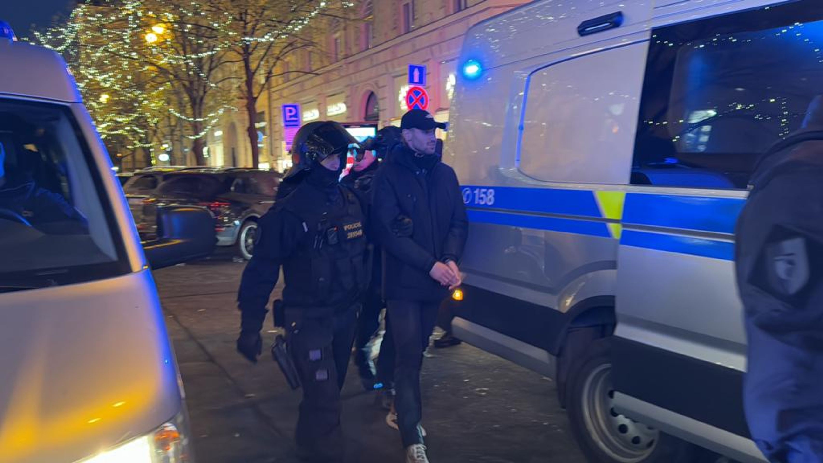 Zadržení agresivních fanoušků (13) - Zadržení agresivních fanoušků (11/19)
