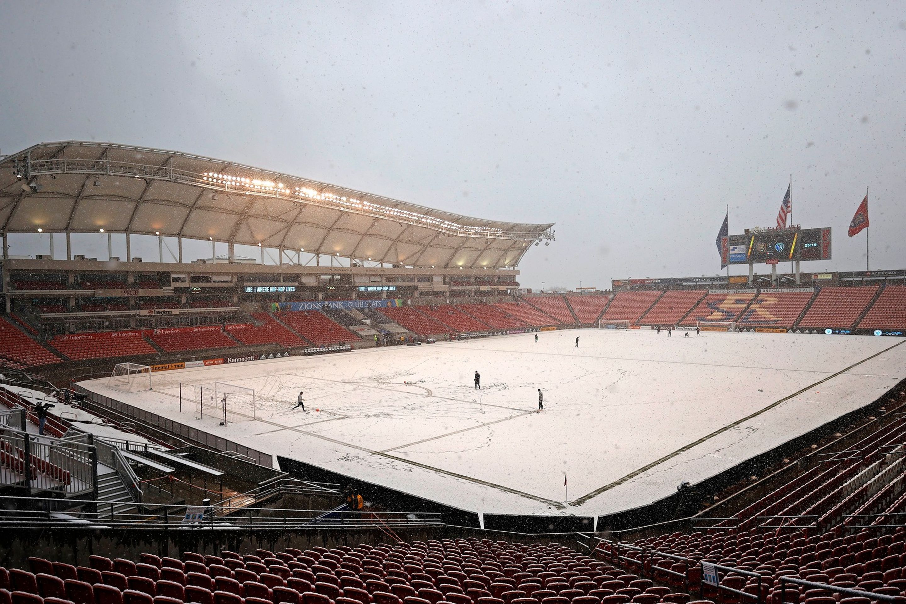 Hřiště v Salt Lake City zasypal sníh. Takhle vypadal stadion před zápasem - GALERIE: Velká sněhová bitva! Hřiště v Salt Lake City zasypala vánice (2/13)
