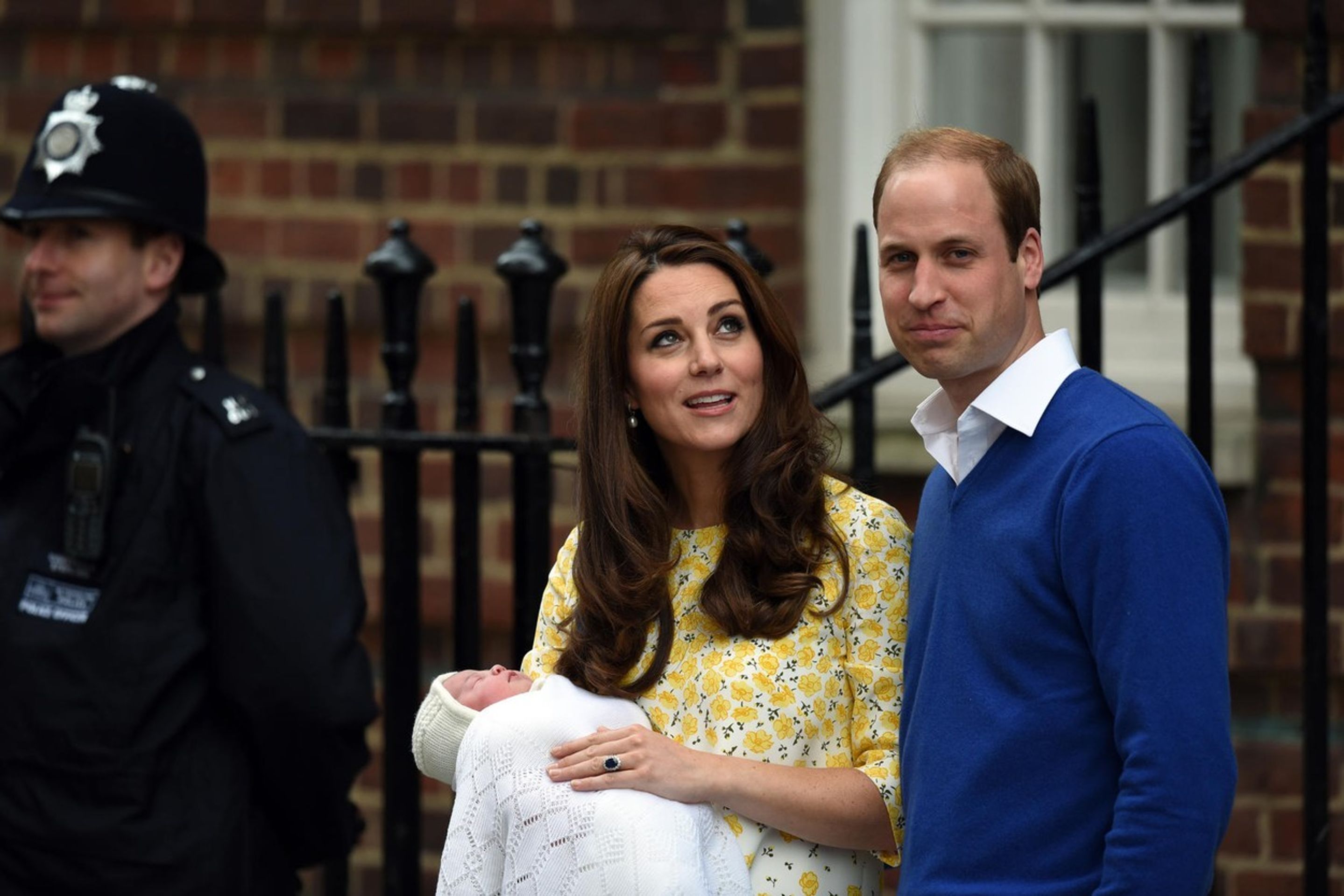 Princezna Charlotte, vévodkyně Kate a princ William při odjezdu z porodnice - 2 - GALERIE: Princ William a doktorka Gemma Mullen (5/5)
