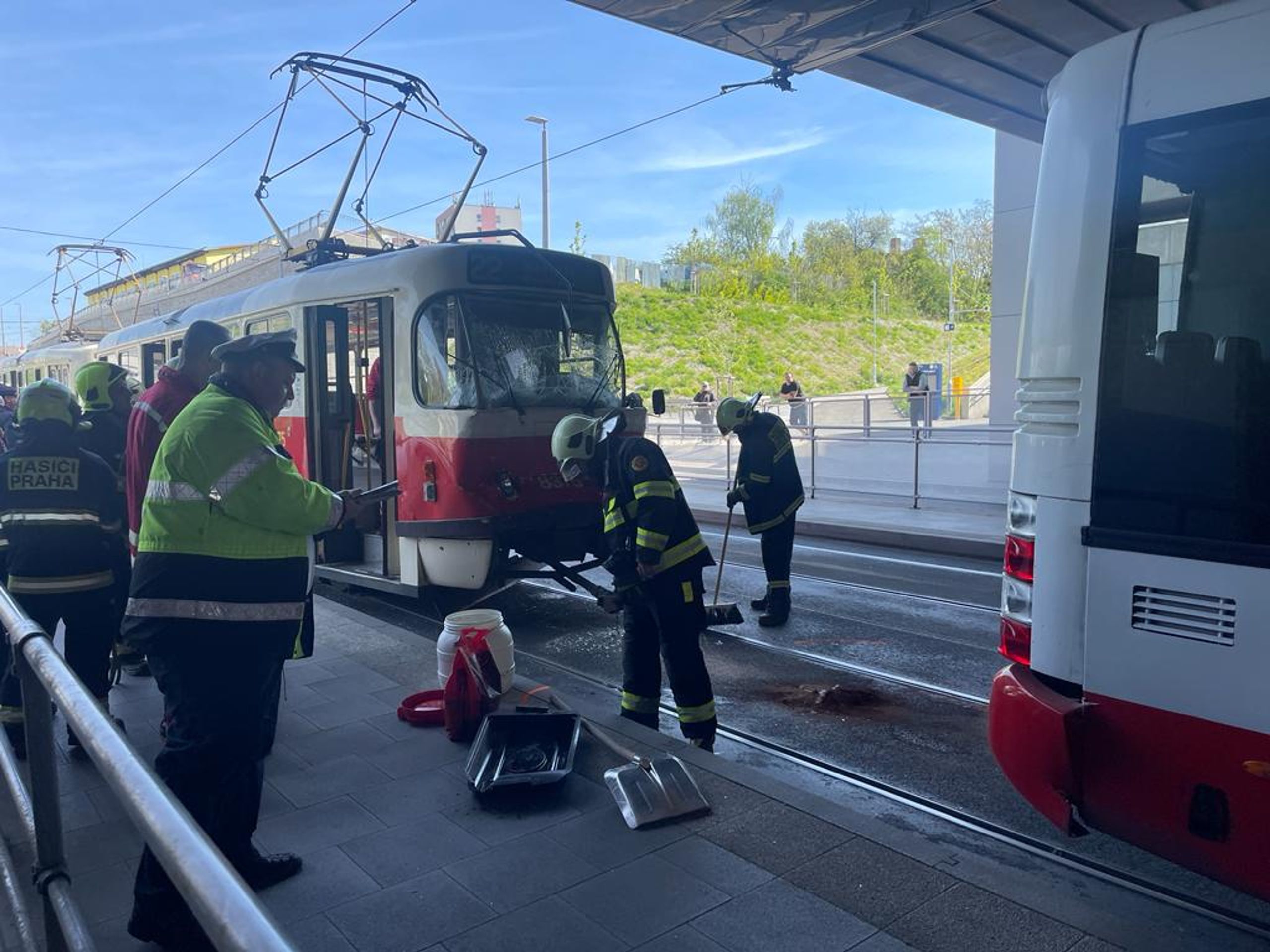 Nehoda tramvaje a autobusu v Praze (11) - Nehoda tramvaje a autobusu v Praze (9/12)