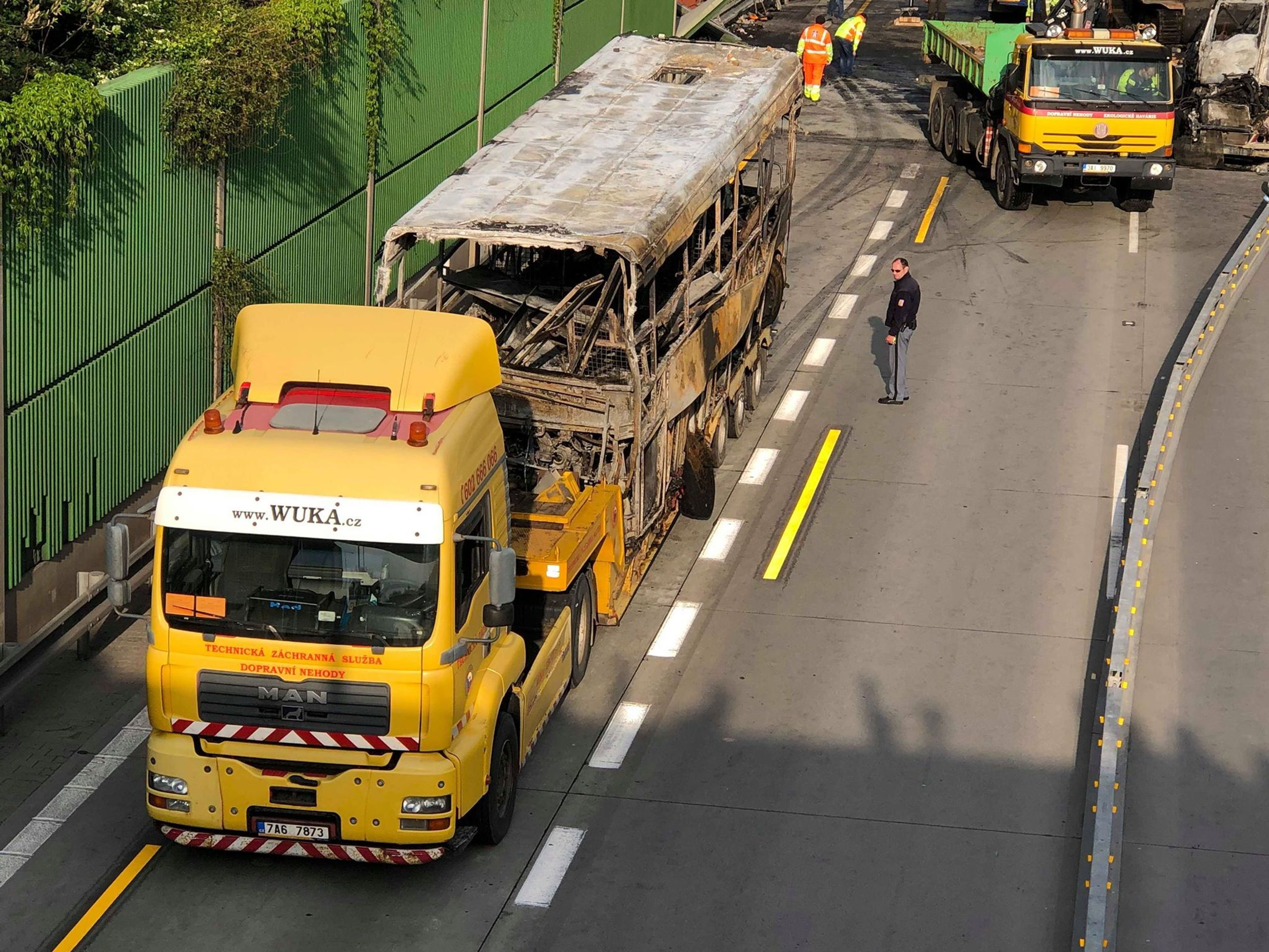 Odklízení trosek na Pražském okruhu - 5 - GALERIE: Nehoda autobusu a kamionů na pražském okruhu (27/30)