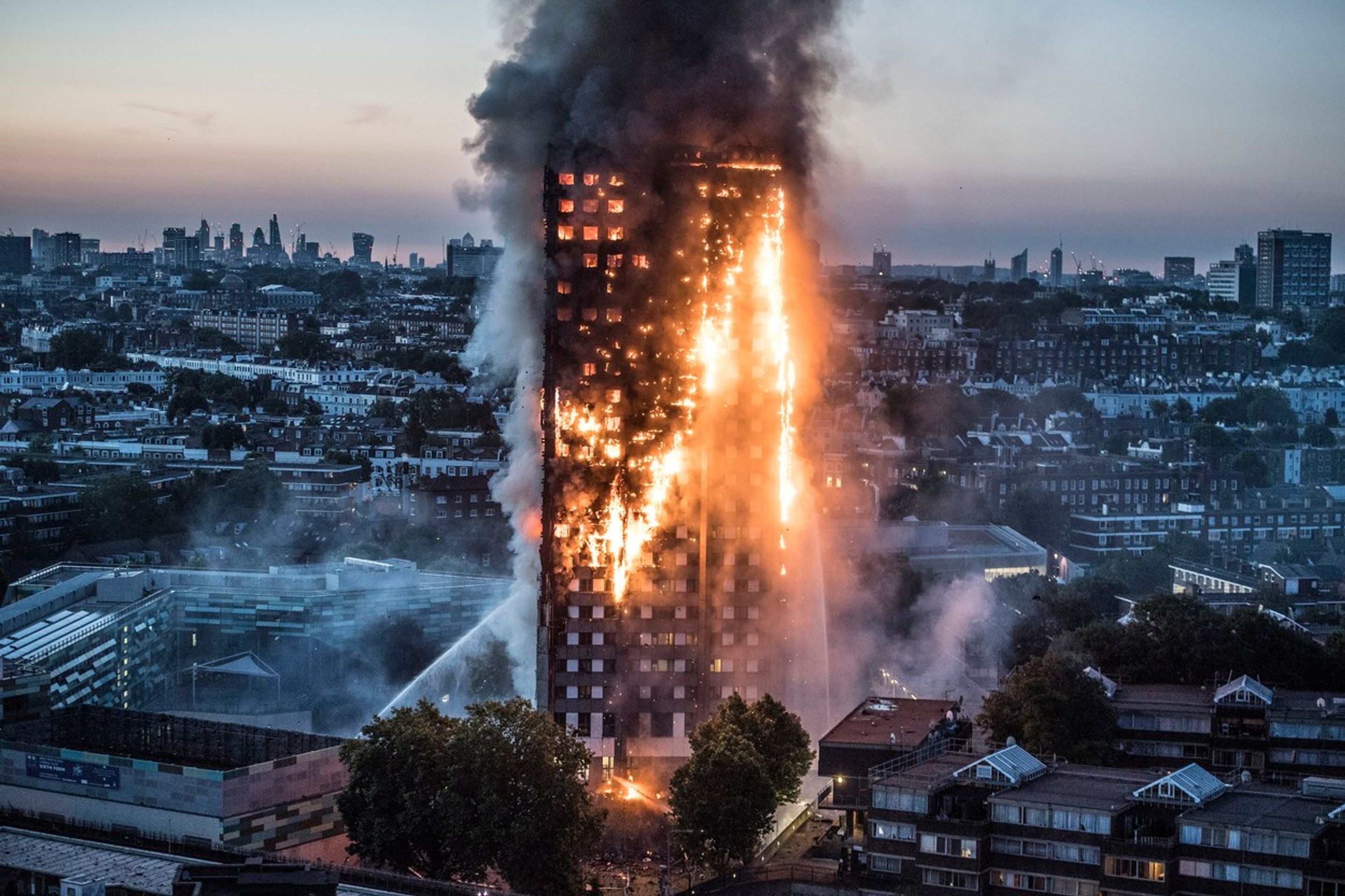 Požár výškového bytového domu v londýnské čtvrti White City - 9 - GALERIE: Obrovský požár věžáku v Londýně (4/14)