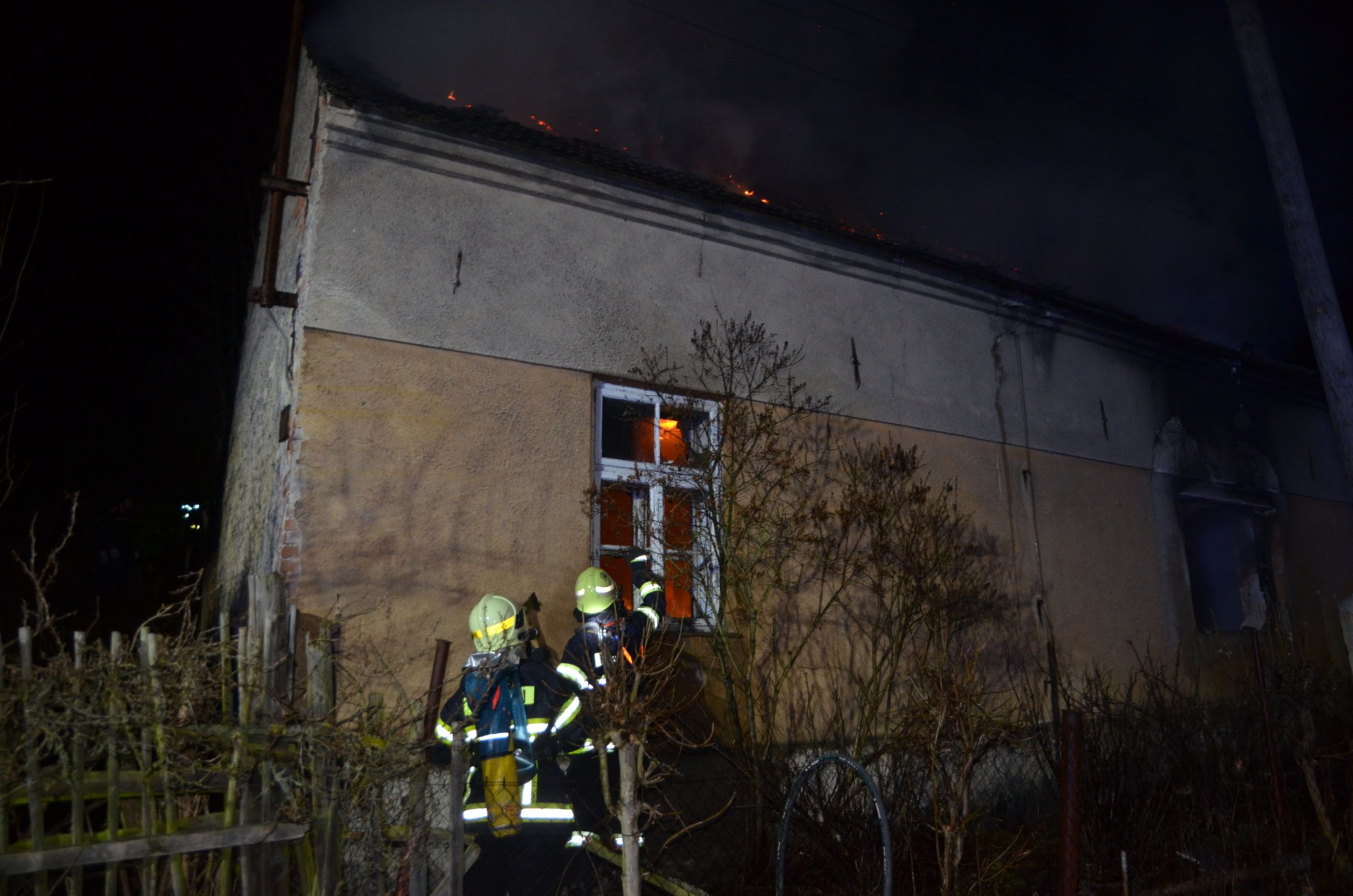 Nešťastná náhoda připravila důchodce o dům, který asi budou muset zbourat - GALERIE: Požár domu na Rakovnicku (2/5)