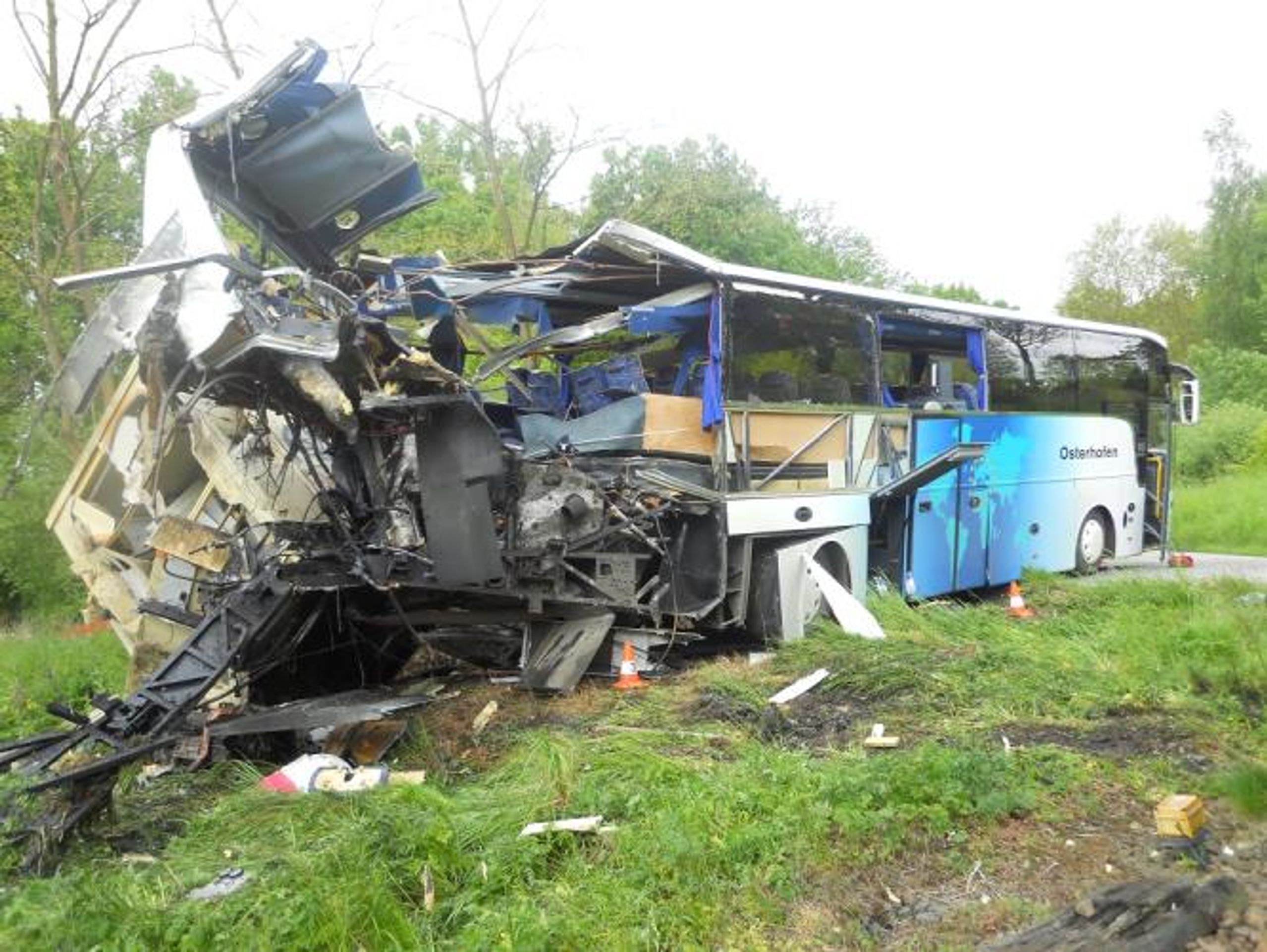 Vlak smetl v jižních Čechách autobus - GALERIE: Vlak smetl v jižních Čechách autobus (1/4)