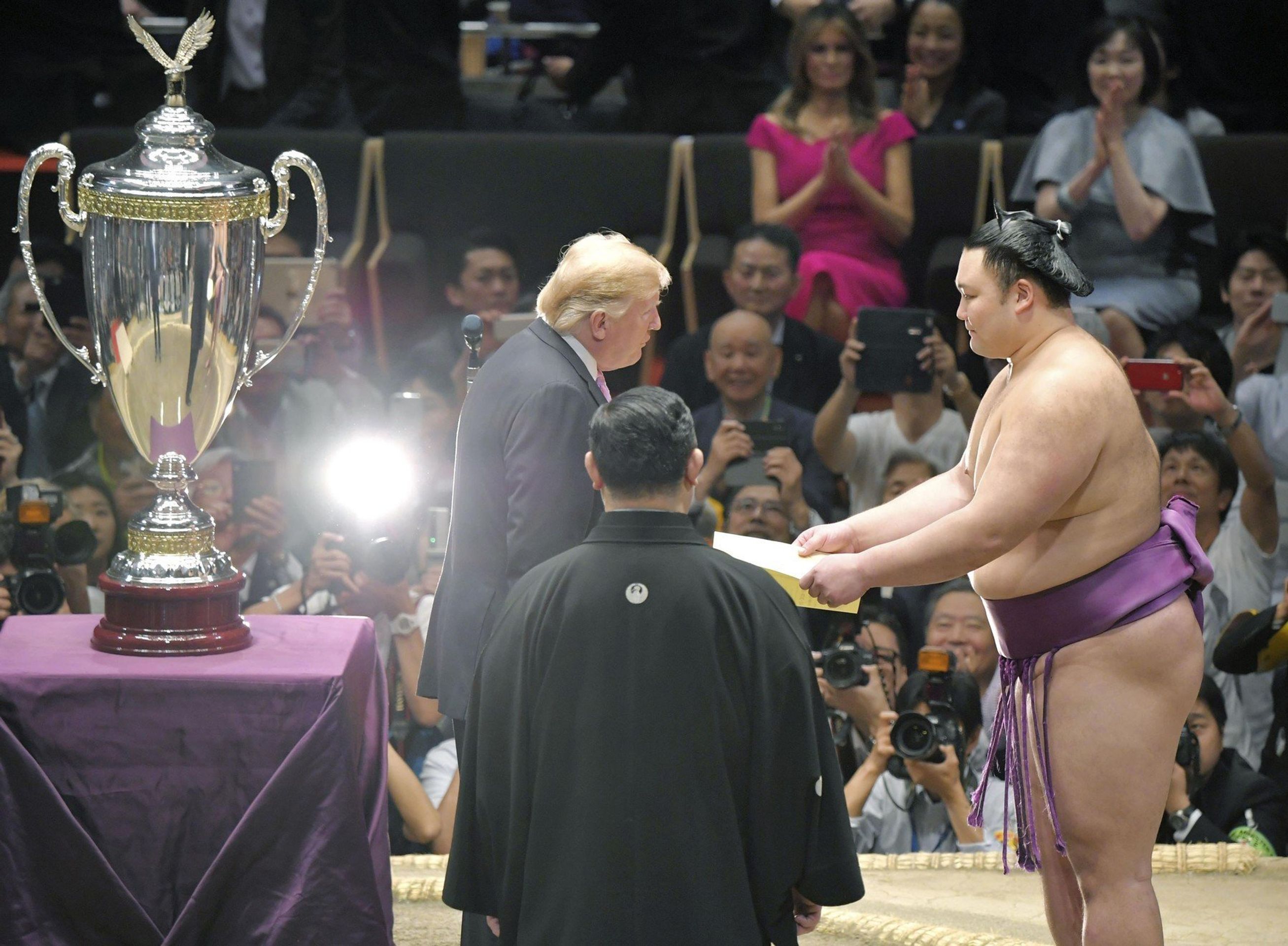 Trumpovi vyrazili v Japonsku na sumo - 3 - GALERIE: Trumpovi na sumo (1/3)