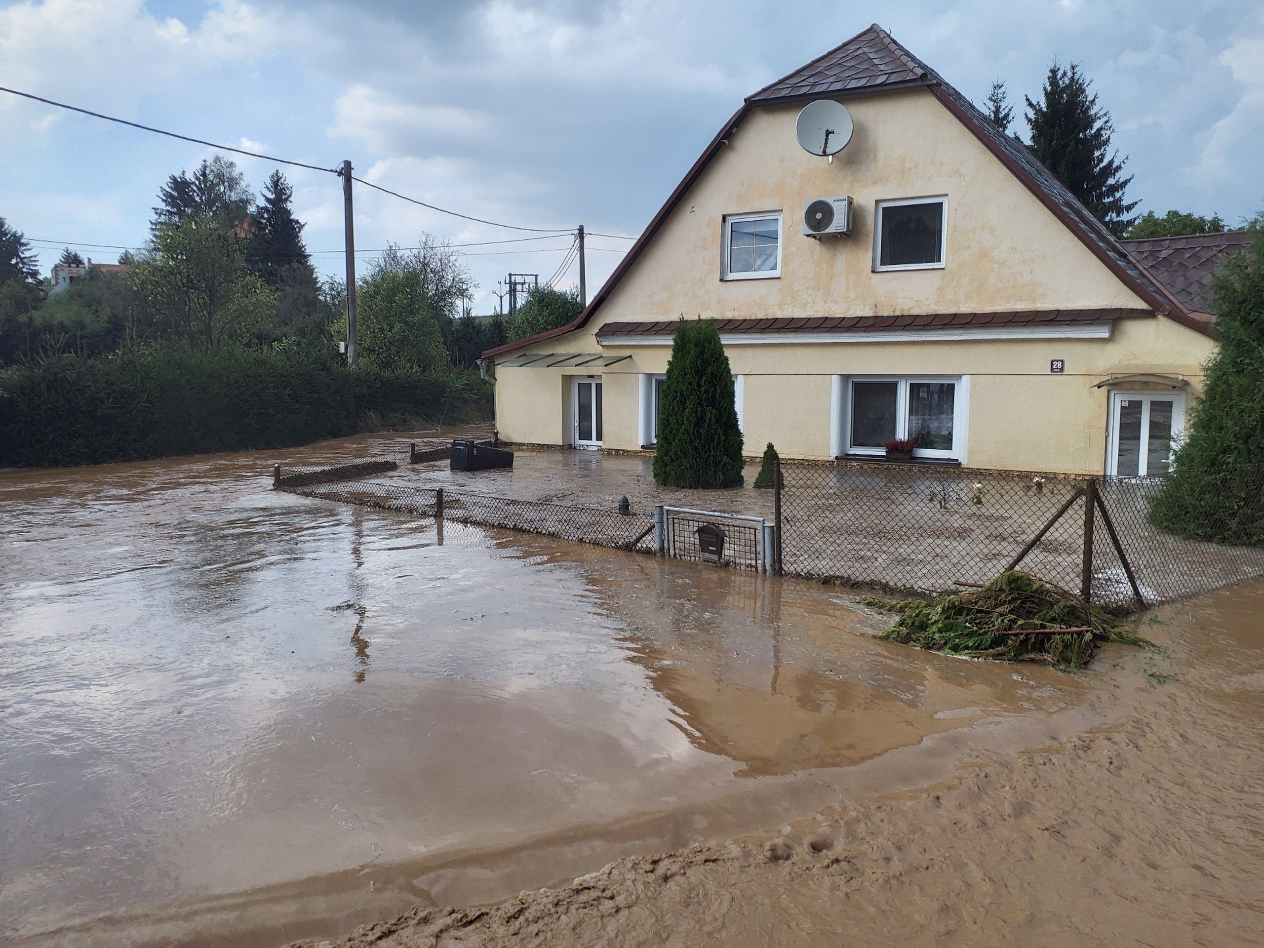 V Moravské Třebové zaplavily silné bouřky dům, ulice i sklepy - Přes Moravu se přehnaly silné bouřky (11/11)
