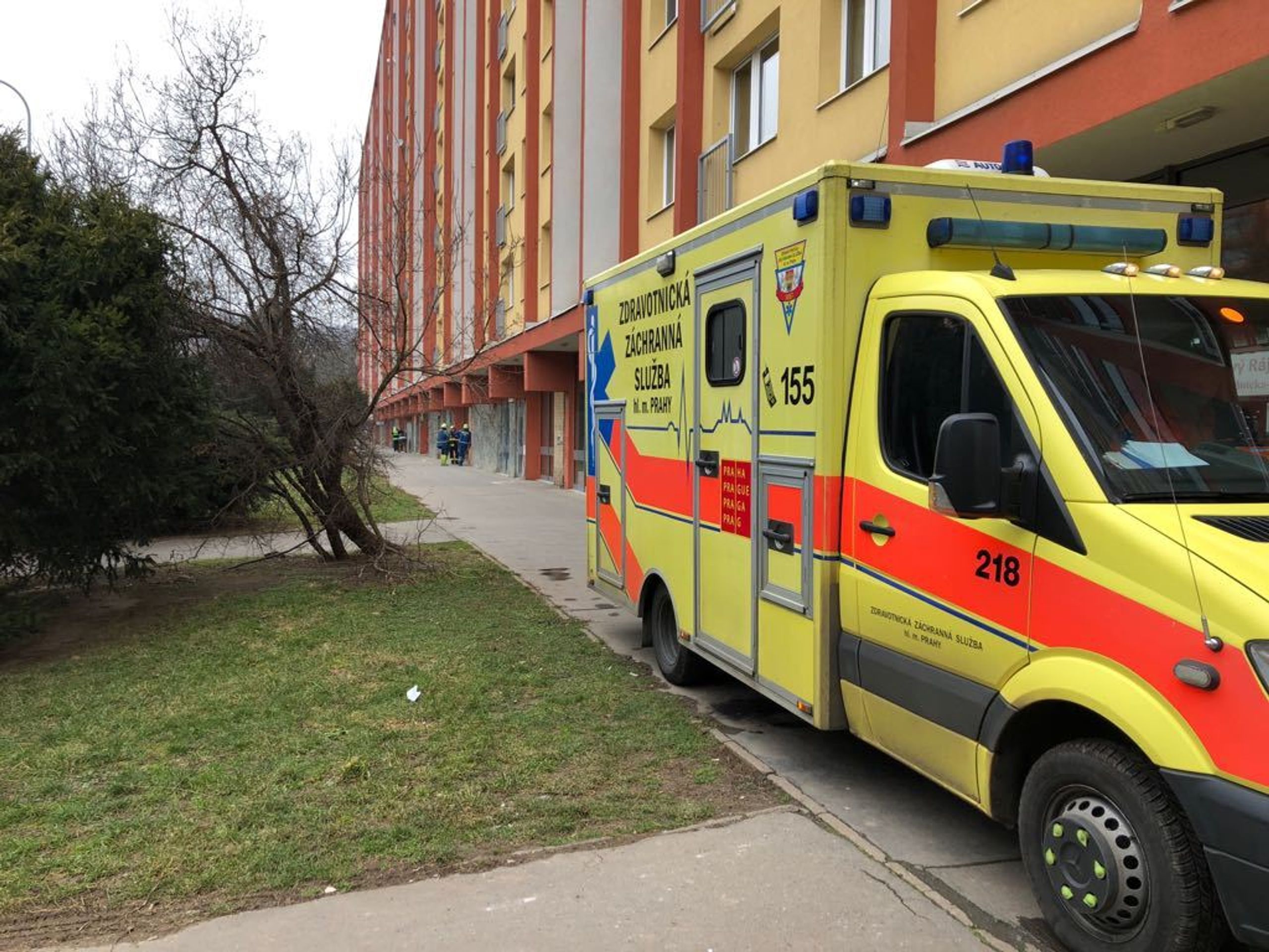 Policisté zasahují ve Famfulíkově ulici v Praze, muž tam hrozí bombou - 3 - GALERIE: Evakuace a zásah policistů ve Famfulíkově ulici (13/14)