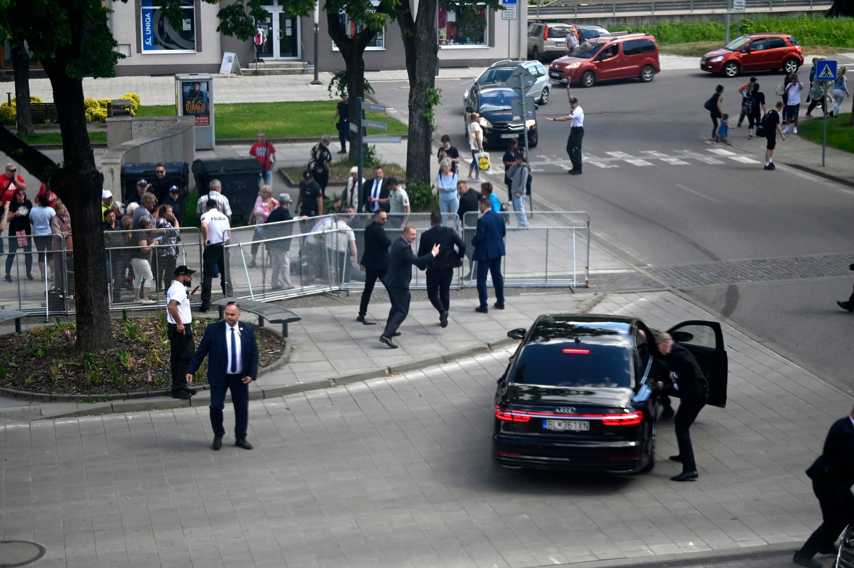 Na snímku již ve vládní limuzíně Robert Fico a zadržený útočník opodál, 15. 5. 2024 Handlová - Zadržený útočník (1/4)