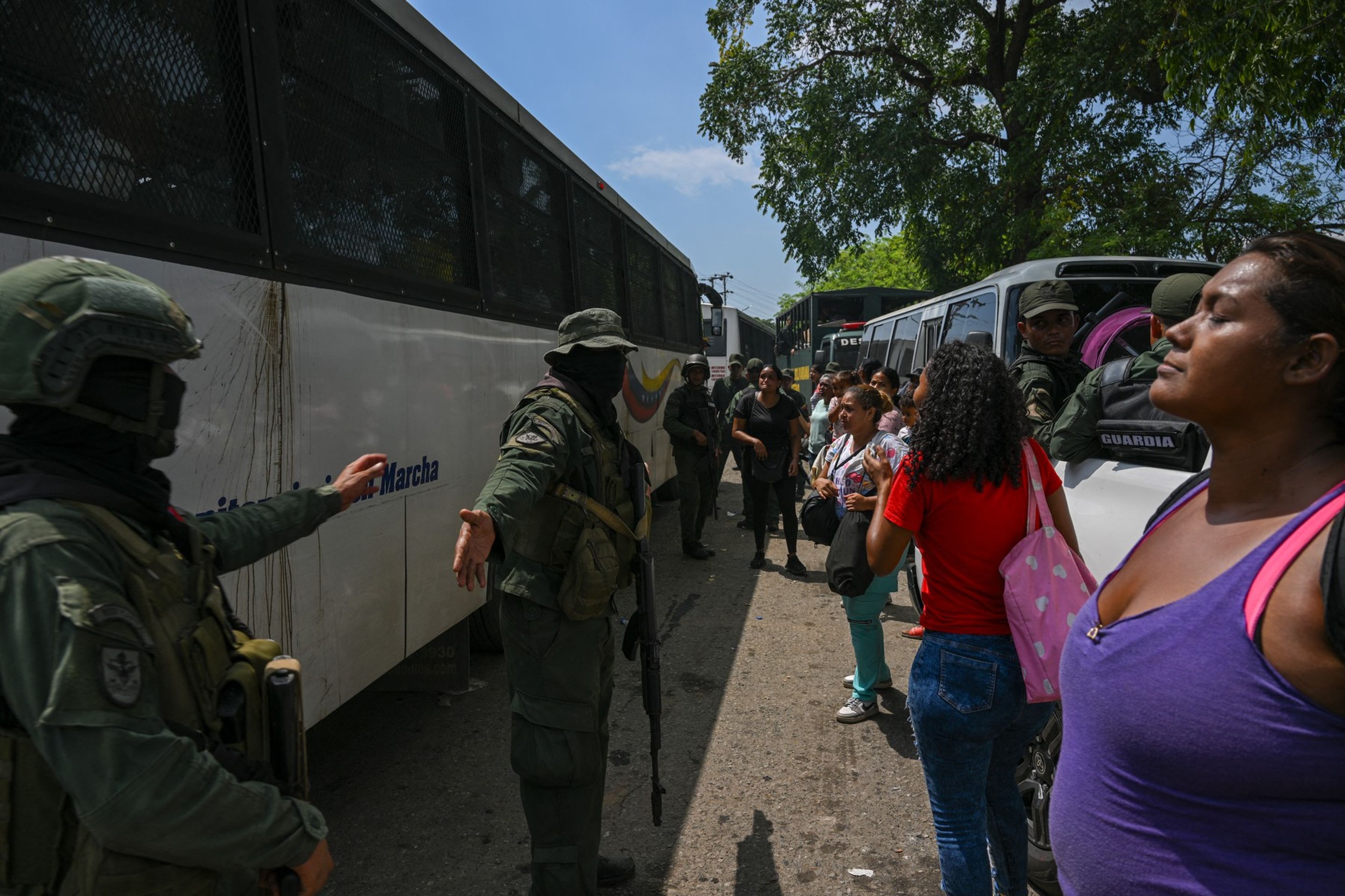 Vojáci dobyli zpět věznici, kterou ve Venezuele léta ovládal gang (1) - Dobytí věznice ve Venezuele (1/3)