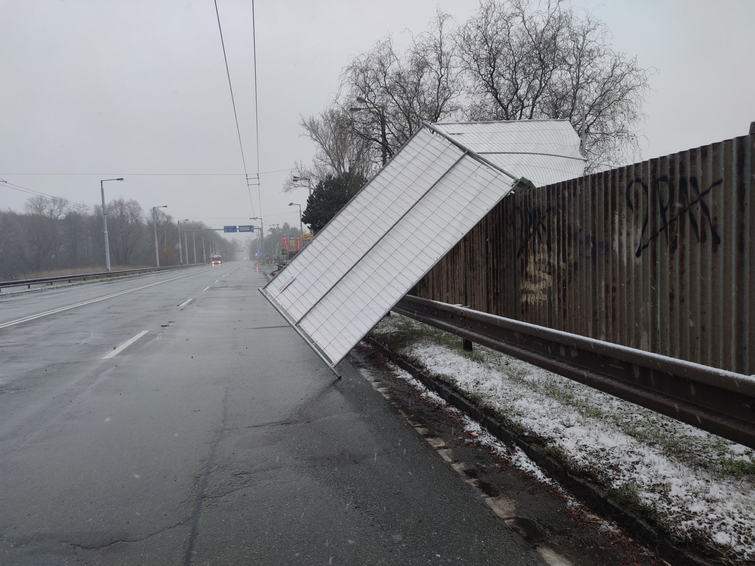 V Hradci Králové odvál vítr na silnici reklamní baner - Kvůli větru zasahují hasiči u desítek případů (12/15)