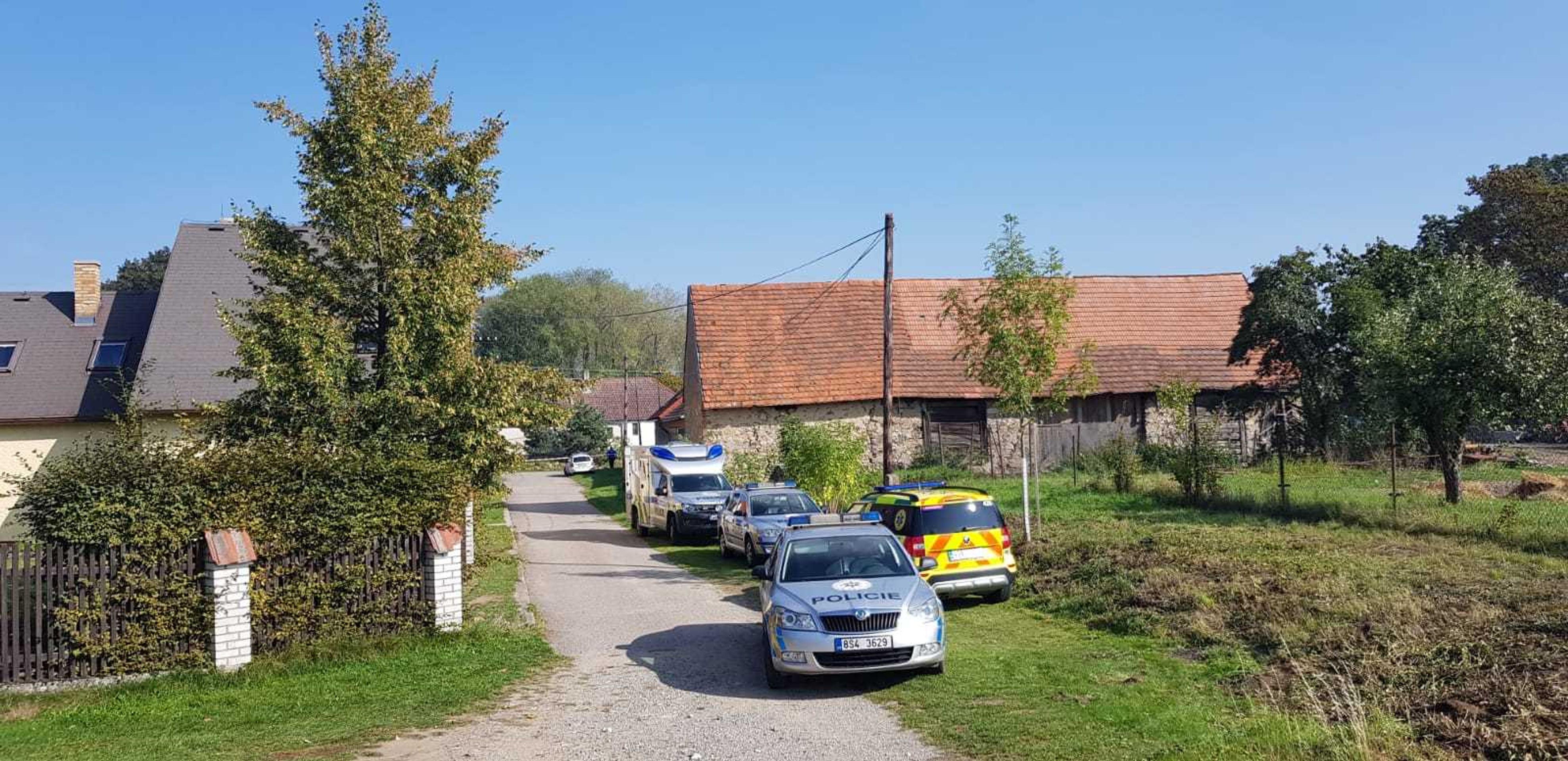 Jeden mrtvý a jeden těžce zraněný na Benešovsku - 4 - GALERIE: Střelba v malé obci na Benešovsku (1/6)