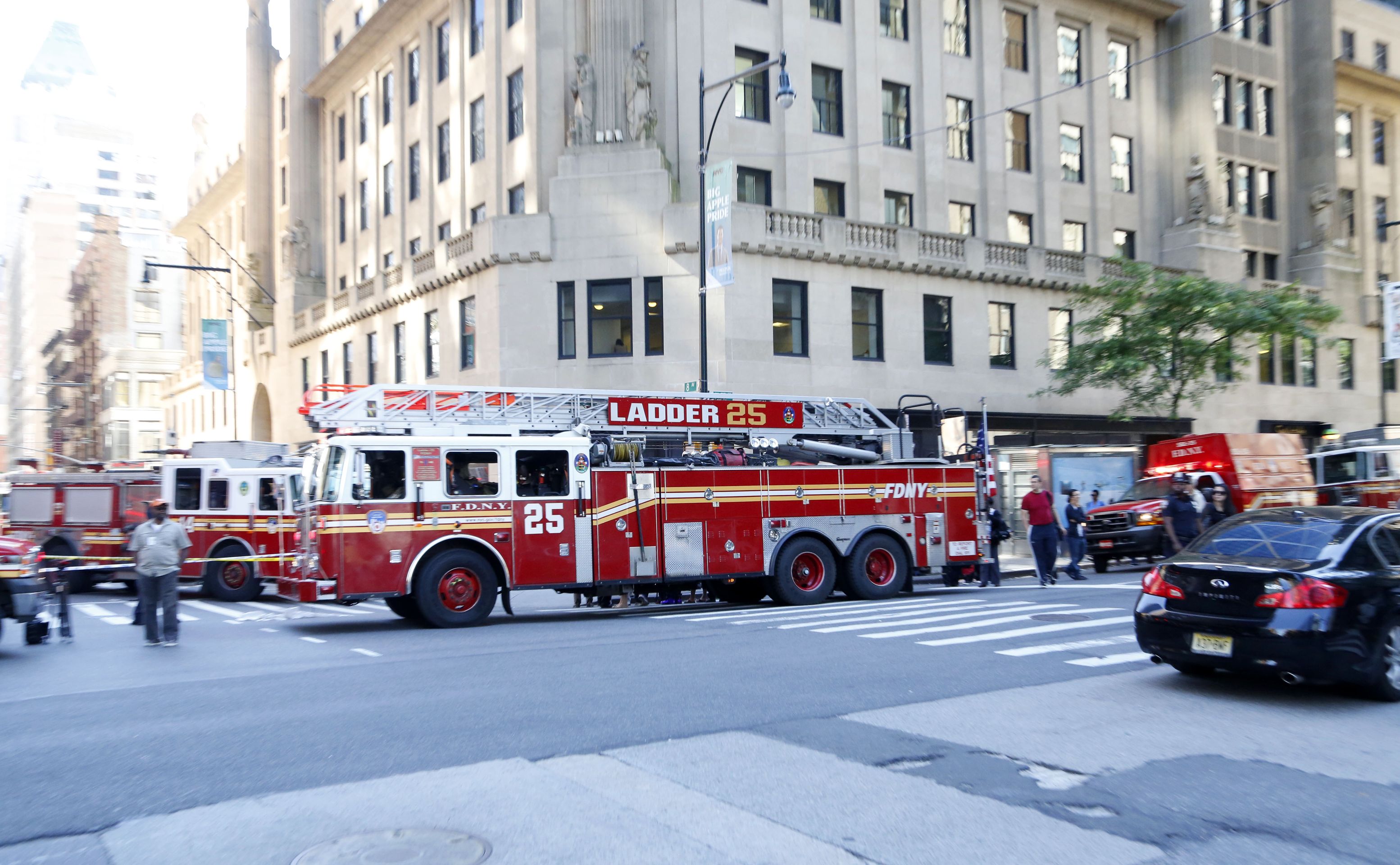 Newyorští hasiči - 4 - GALERIE: Drama na plošině na mrakodrapu (1/11)