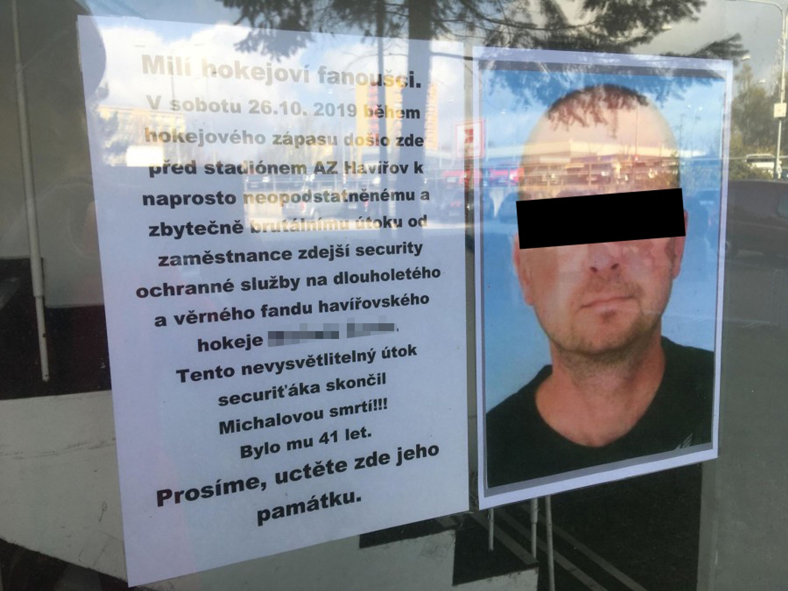 Lidé v Havířově vzpomínají na zemřelého hokejového fanouška - 2 - GALERIE: Lidé v Havířově vzpomínají na zemřelého fanouška (2/3)